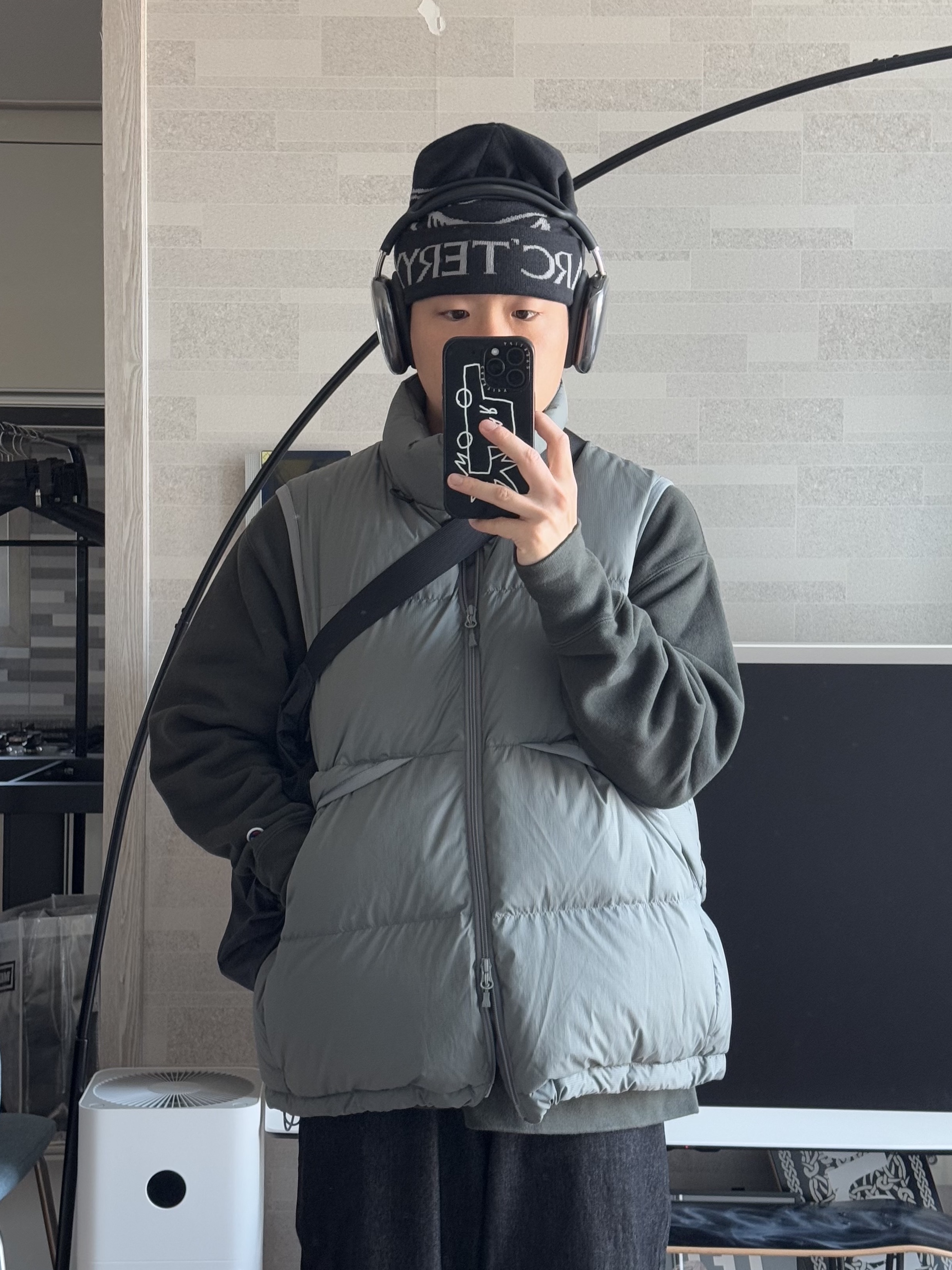 Arc'teryx Bird Word Toque Black Void, Oakley Factory Team x Brain Dead Suede Flesh Java 착용 스타일 - 2
