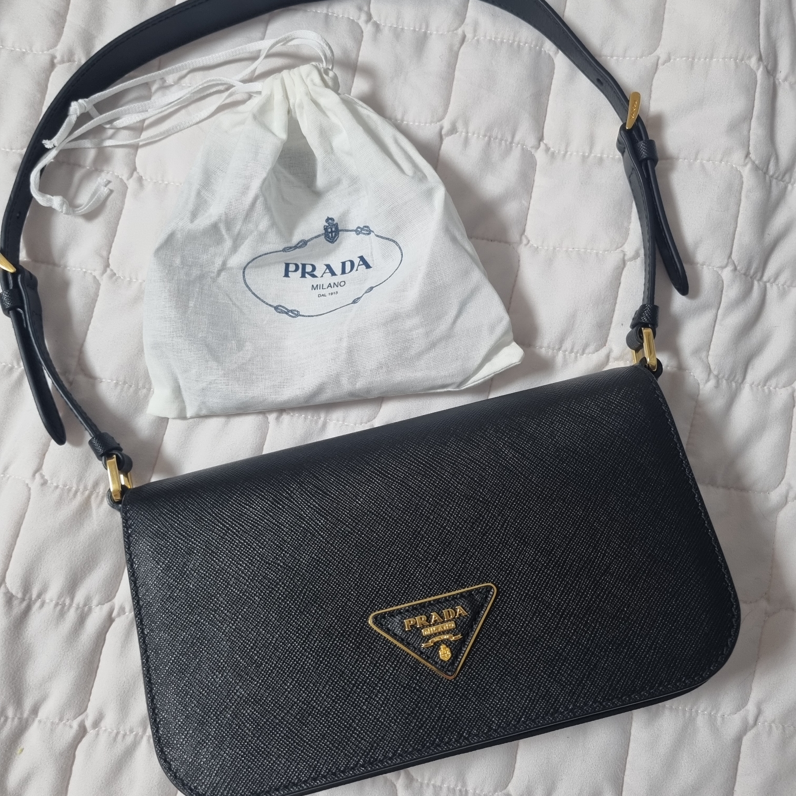 Prada Saffiano Leather Shoulder Bag Black 착용 스타일