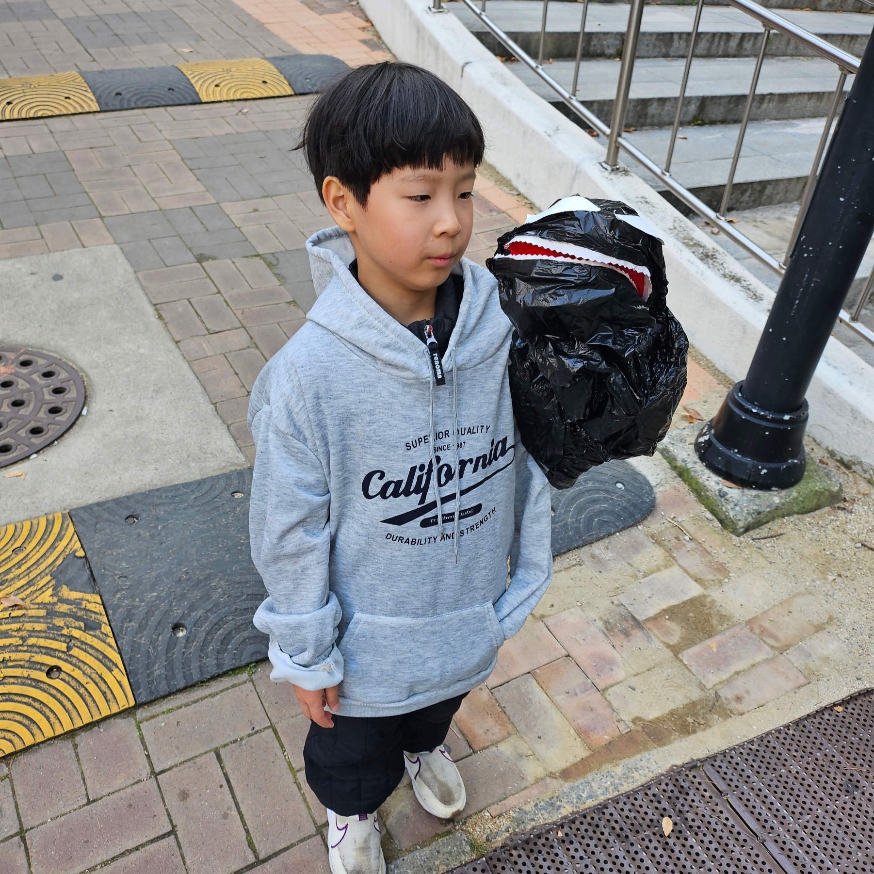 (W) Nike Zoom Vomero 5 Photon Dust and Metallic Silver, Darkr8m Studio x New Era Unstructured Ball Cap Black 착용 스타일 - 2