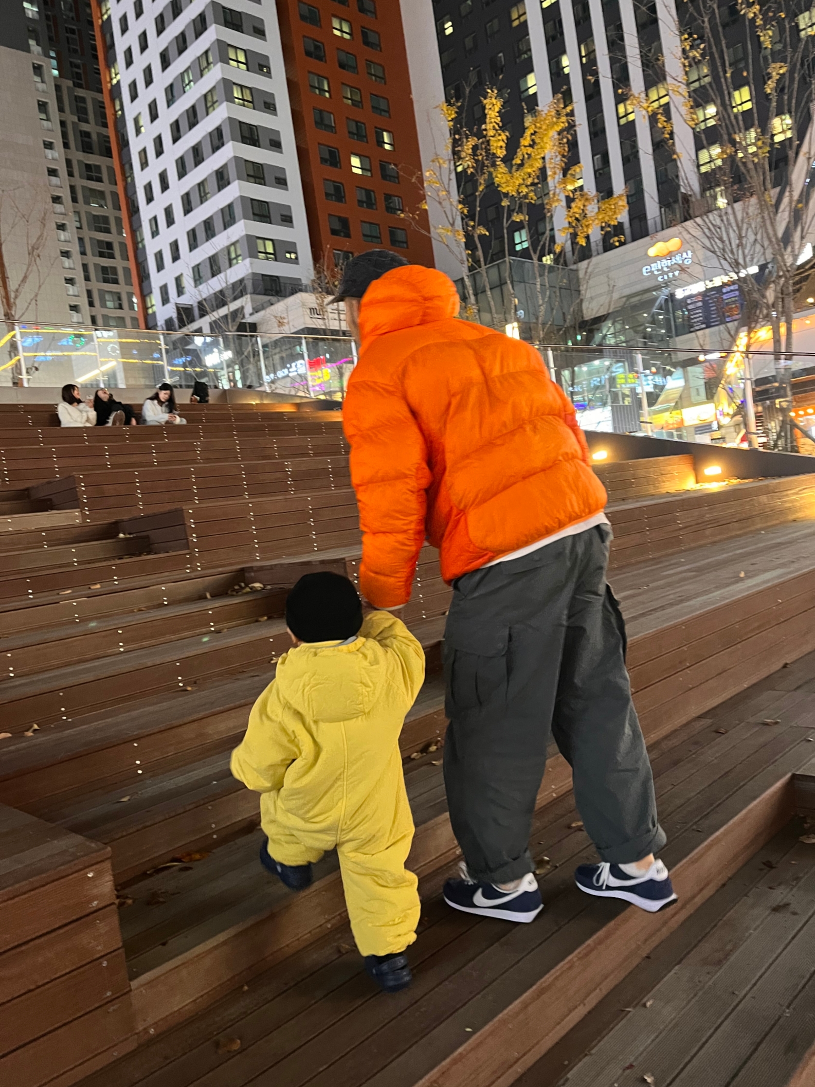 Supreme Punched Denim Camp Cap Black - 23FW, Nike ACG Therma-Fit ADV Lunar Lake Puffer Jacket Safety Orange - Asia 착용 스타일 - 4