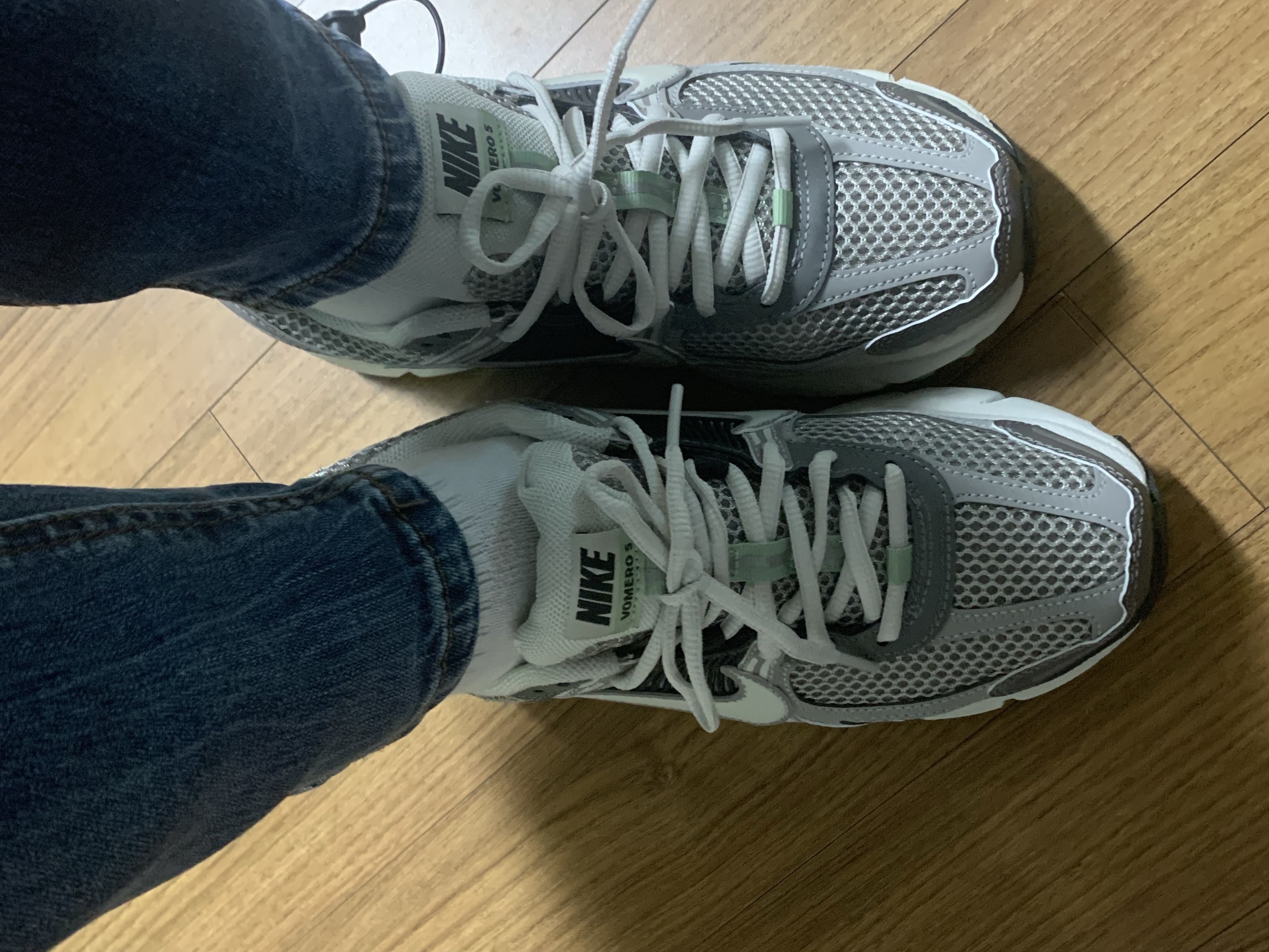 (W) Nike Zoom Vomero 5 Cobblestone and Flat Pewter 착용 스타일
