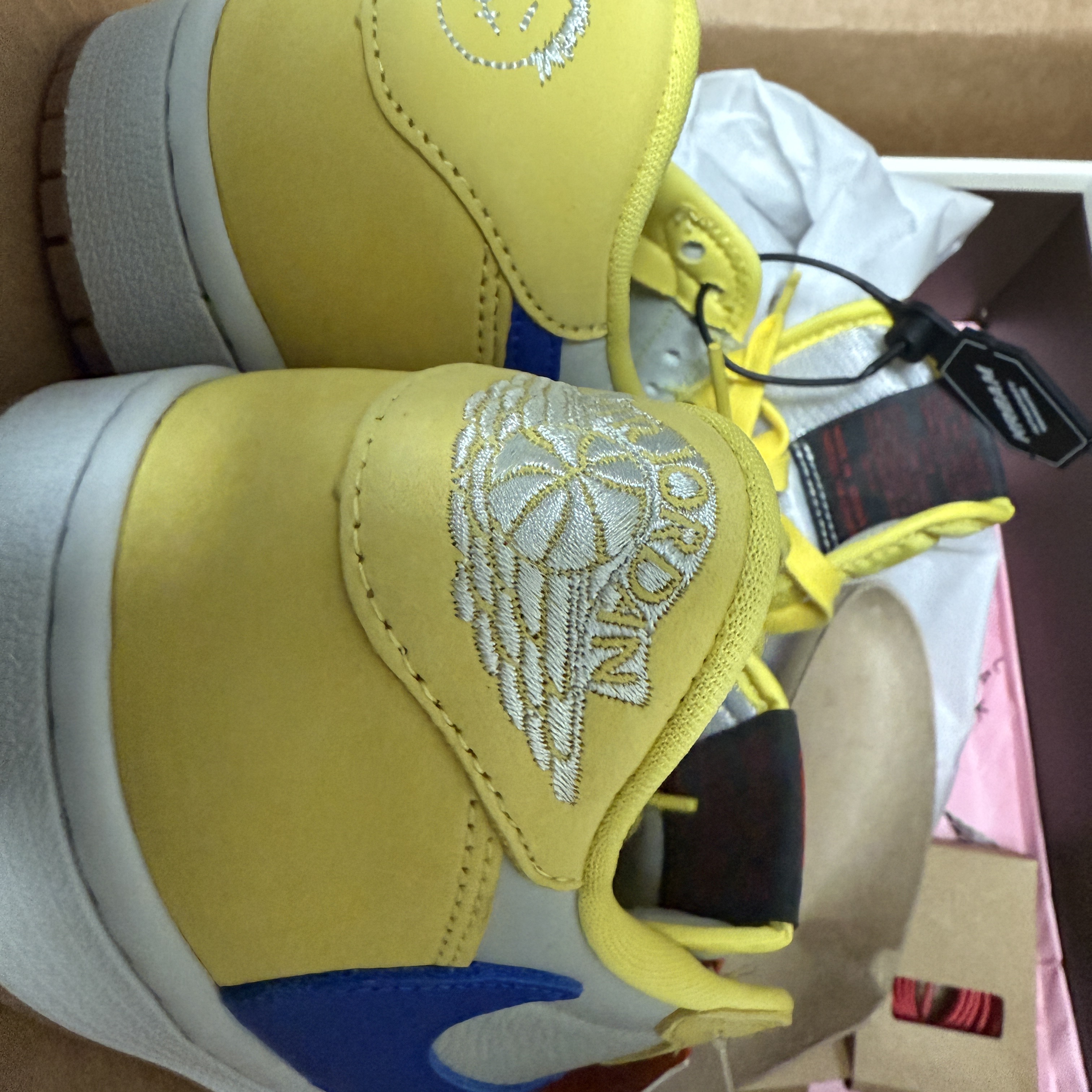 (W) Jordan 1 x Travis Scott Retro Low OG SP Canary 착용 스타일 - 3