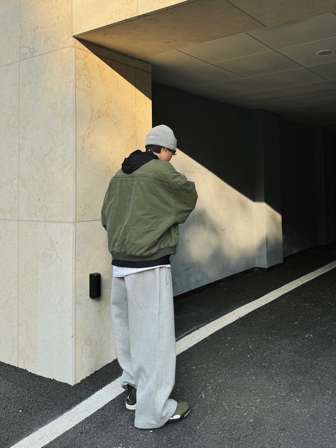 Nonnod Sulfur Dye Serge Bomber Jacket Vintage Khaki, Nonnod Scuba Pajama Pants Grey 착용 스타일 - 3