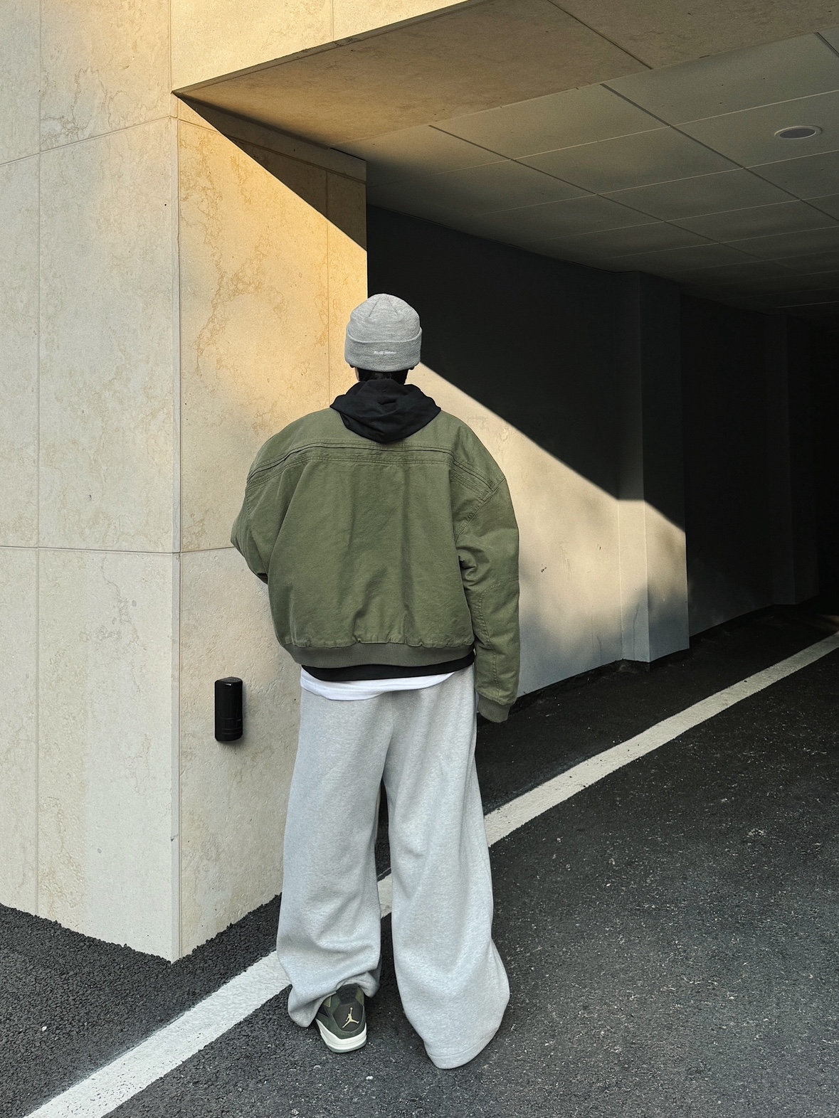 Nonnod Sulfur Dye Serge Bomber Jacket Vintage Khaki, Nonnod Scuba Pajama Pants Grey 착용 스타일 - 4