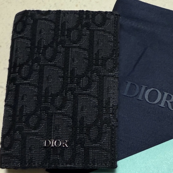 Dior Bi-Fold Card Holder Black Dior Oblique Jacquard 착용 스타일