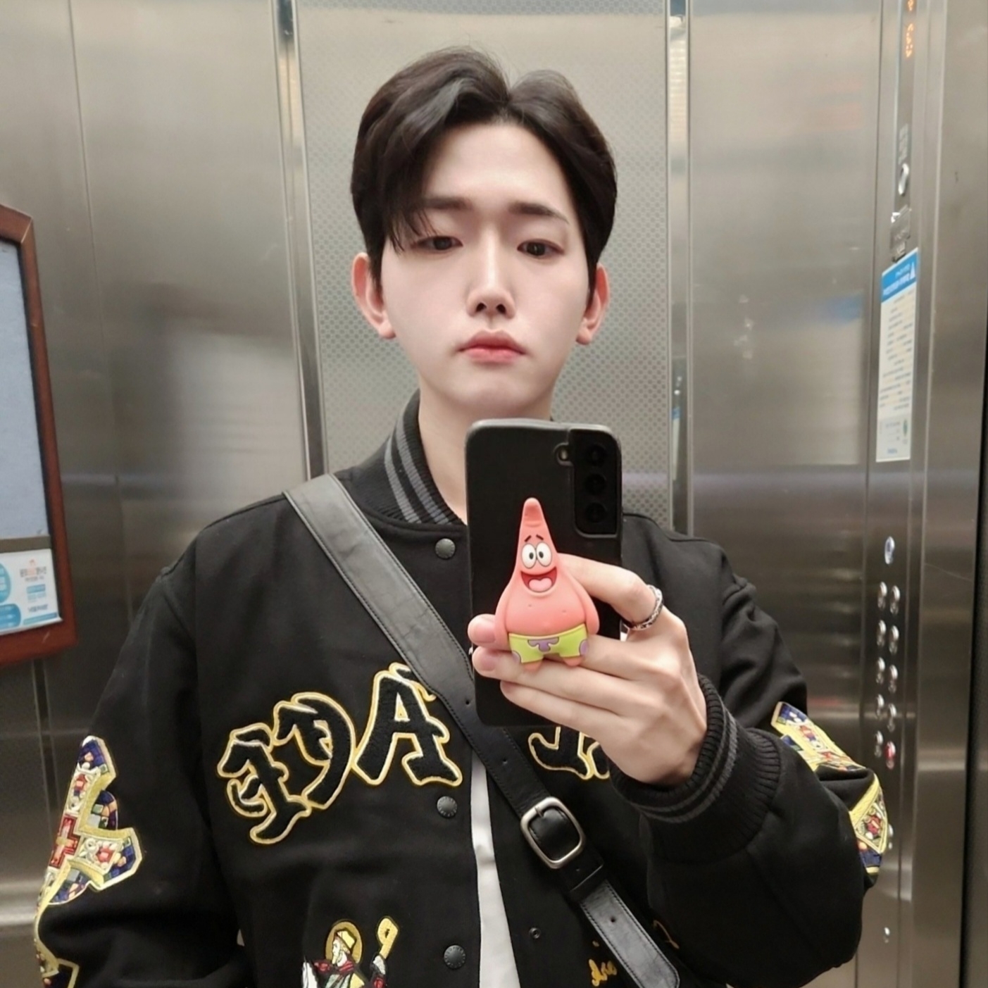 Palace Saints Varsity Jacket Black - 24SS, (W) Jordan 1 x Travis Scott Retro Low OG SP Medium Olive 착용 스타일 - 2