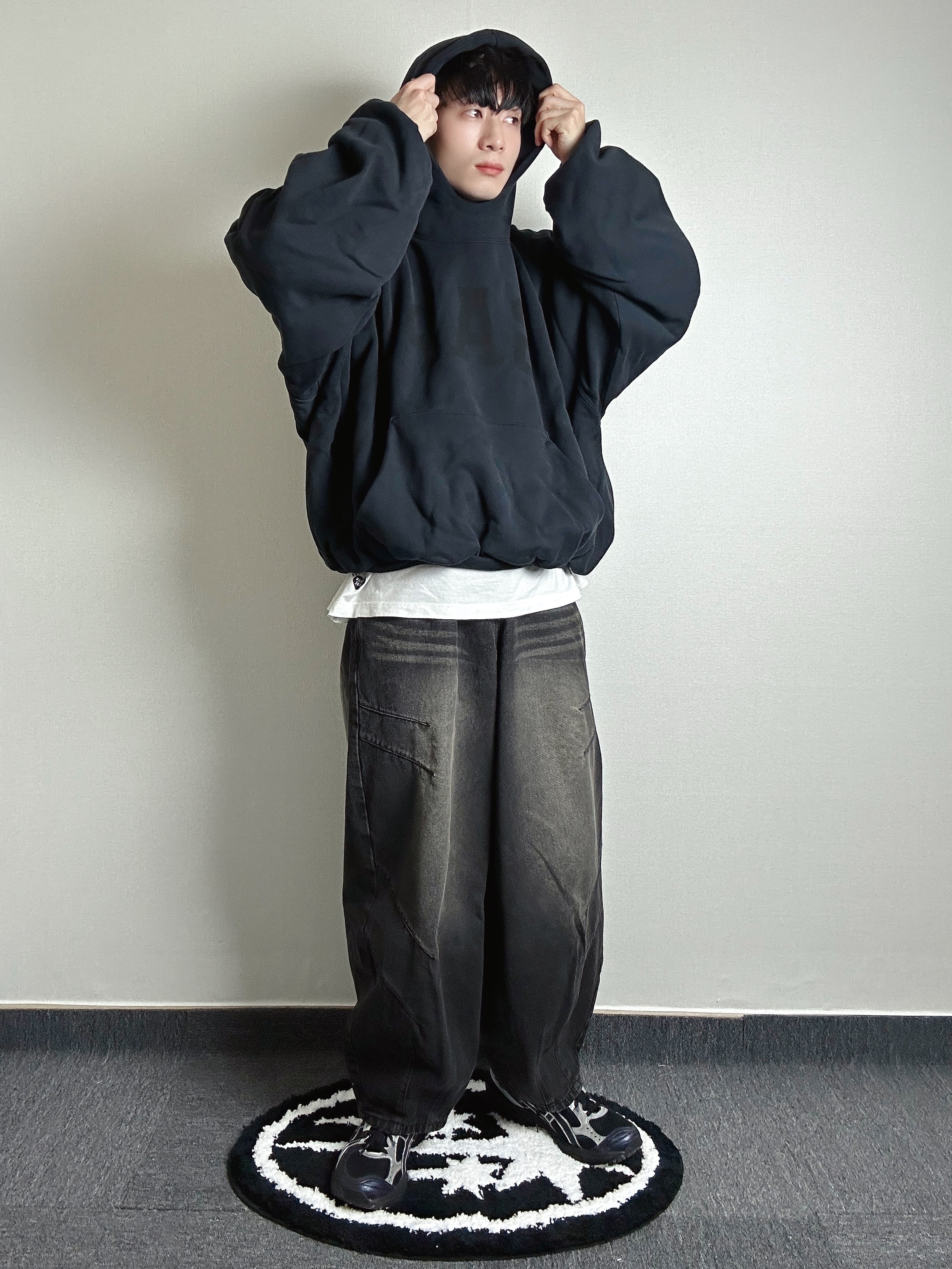 Yeezy Gap Engineered By Balenciaga Dove Hoodie Washed Black, Asics x Atmos x Undermycar Gel-Kayano 14 Black Pure Silver 착용 스타일 - 5