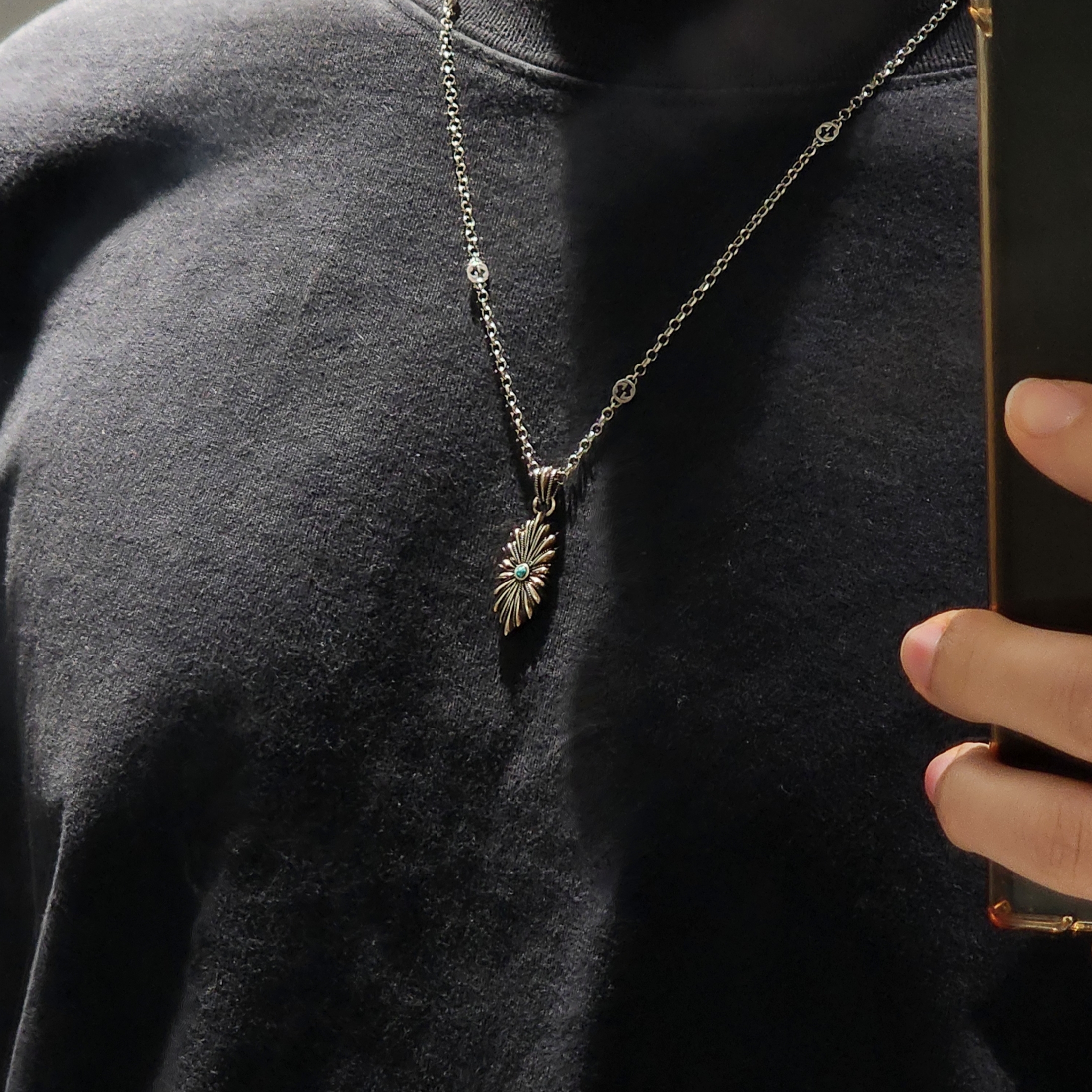 Gucci Interlocking G Engraved Flower Necklace Silver 착용 스타일 - 3