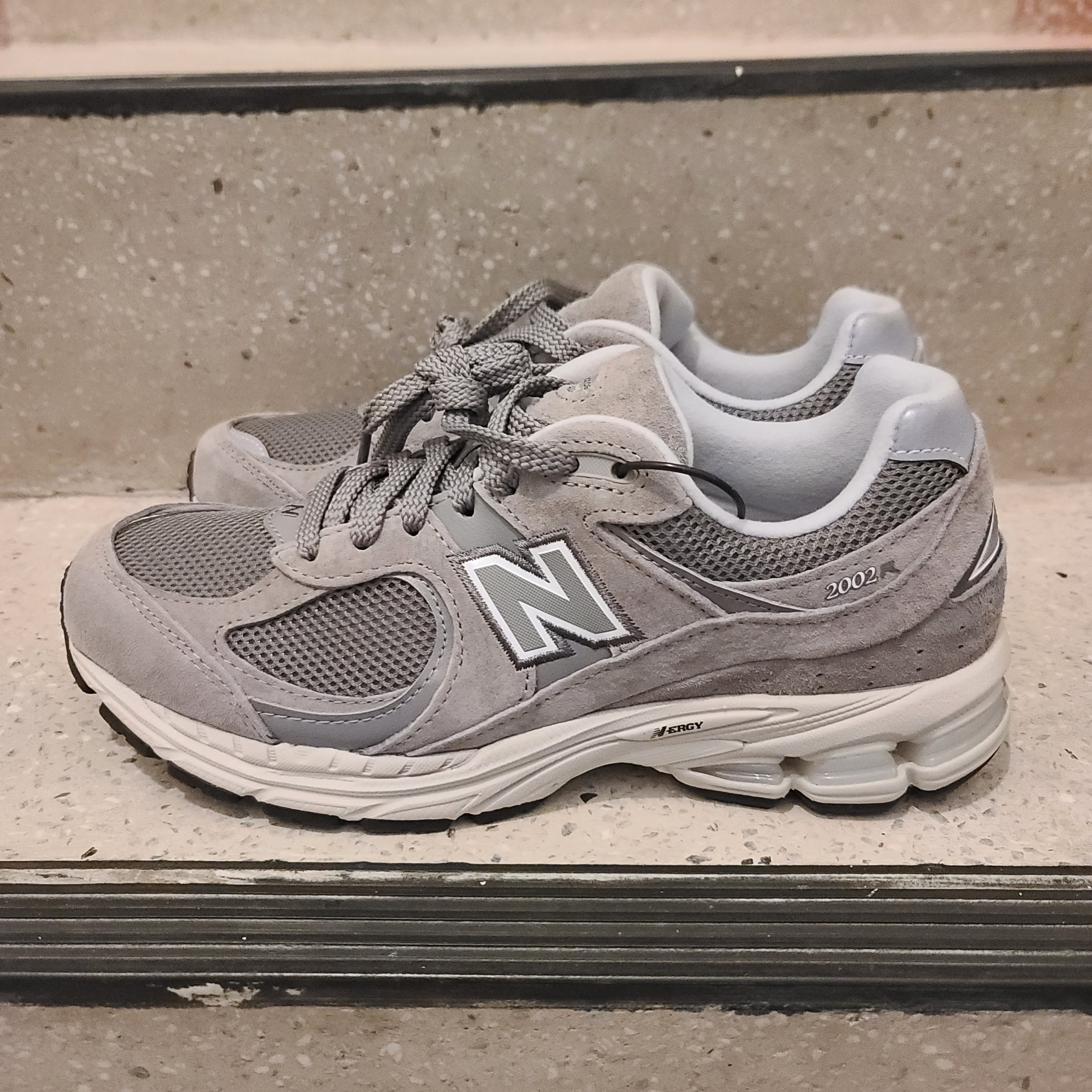 New Balance 2002R Grey 착용 스타일 - 1
