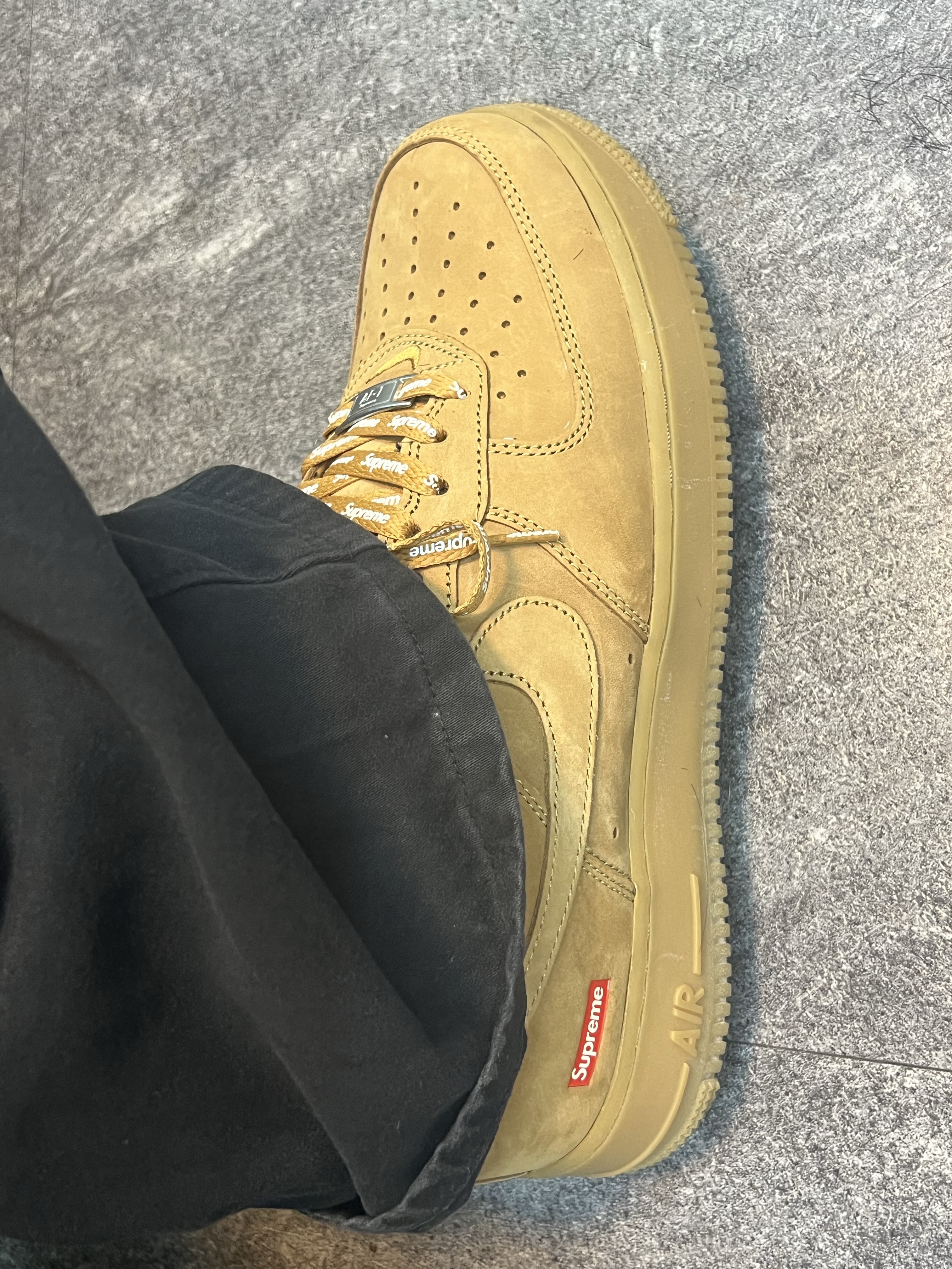 Nike x Supreme Air Force 1 Low Flax, Stussy Basic Stussy LS T-Shirt Black 착용 스타일 - 2