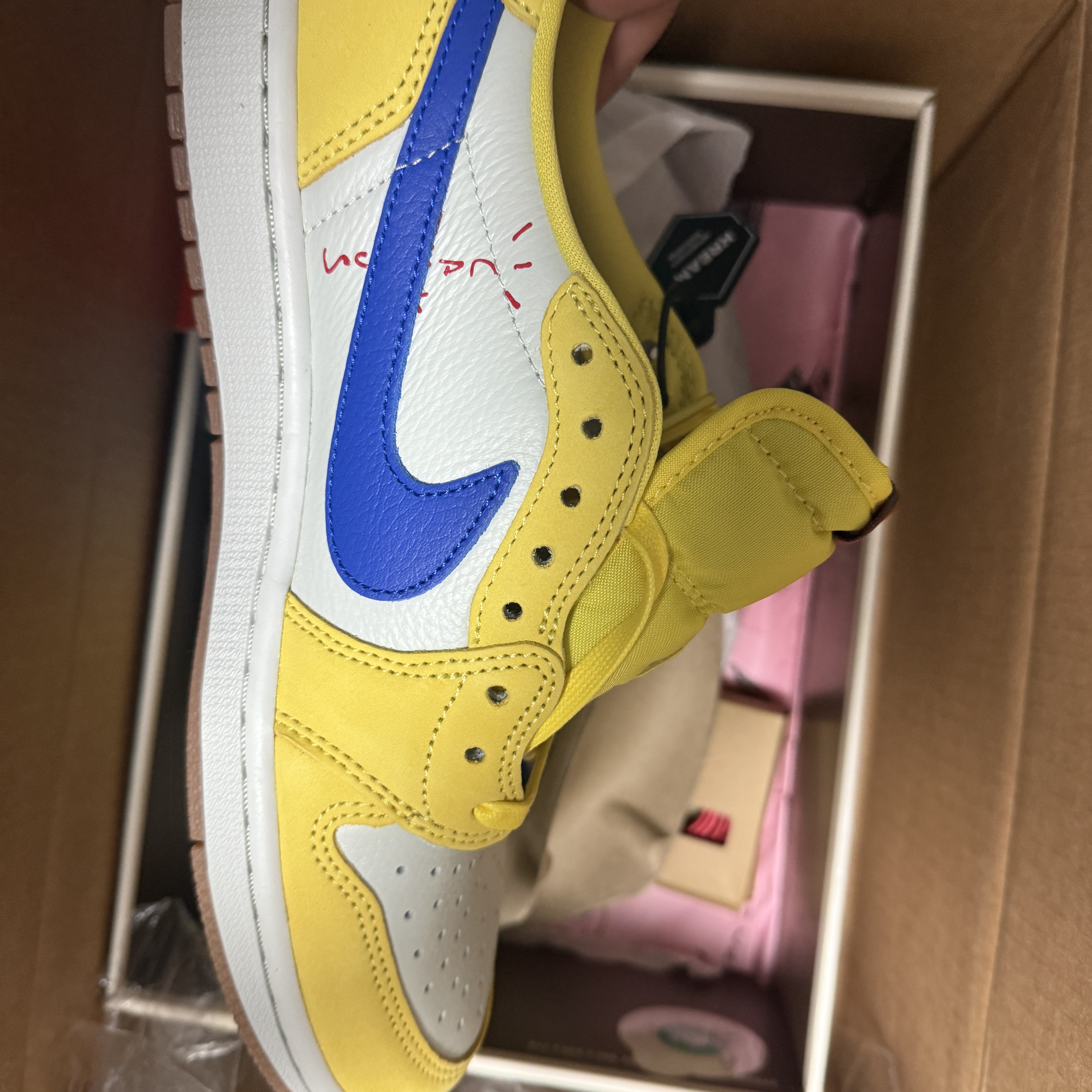 (W) Jordan 1 x Travis Scott Retro Low OG SP Canary 착용 스타일 - 2