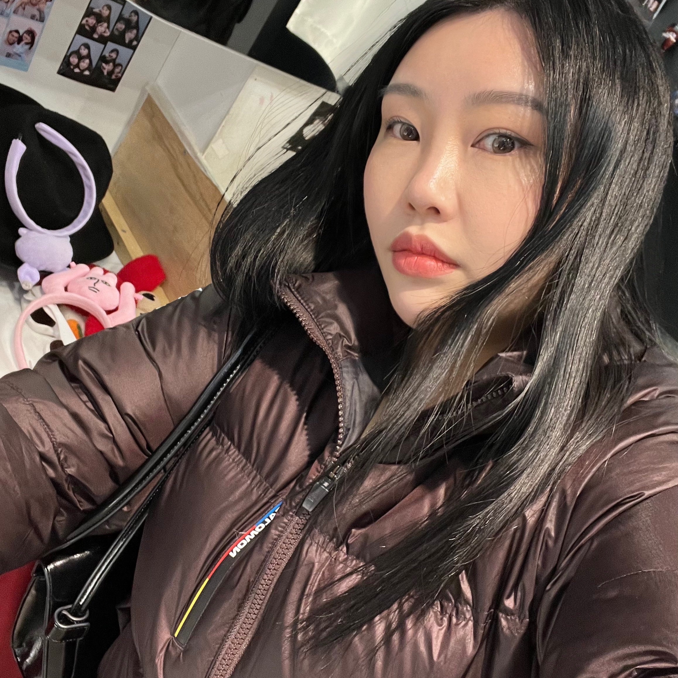 (W) Salomon Contour Down Jacket Chocolate, (W) UGG Tazz Slipper Chestnut 착용 스타일 - 1
