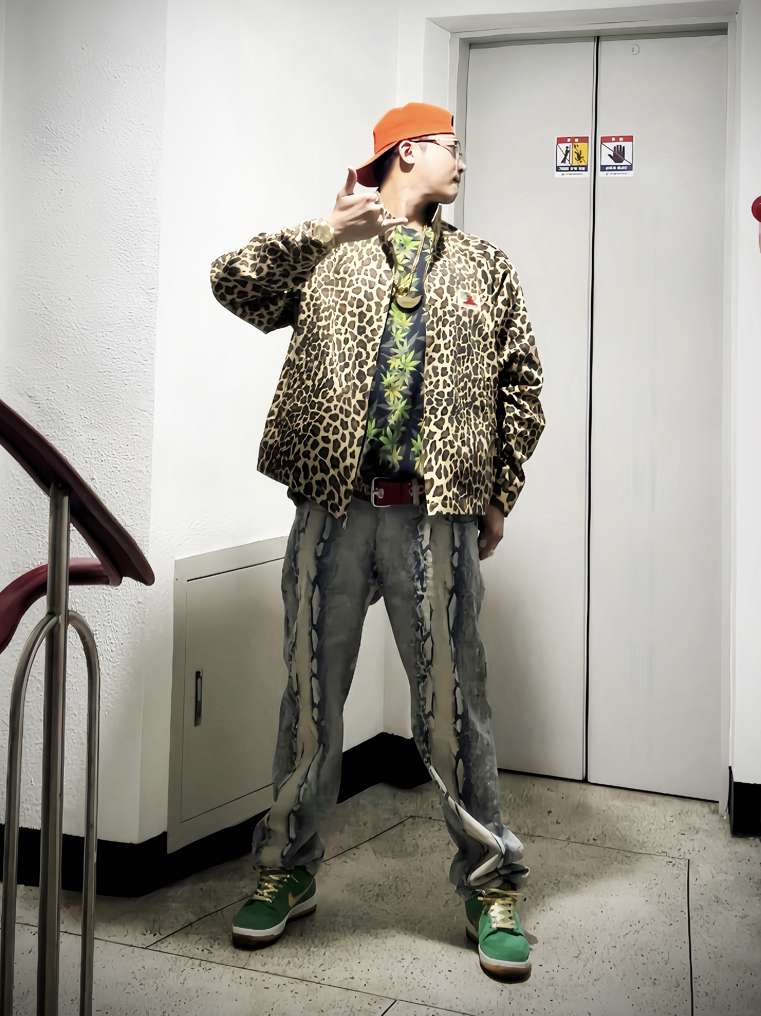 Supreme Double S 5-Panel Orange - 22SS, Supreme x The North Face Leaf S/S Top Black - 23FW 착용 스타일 - 3