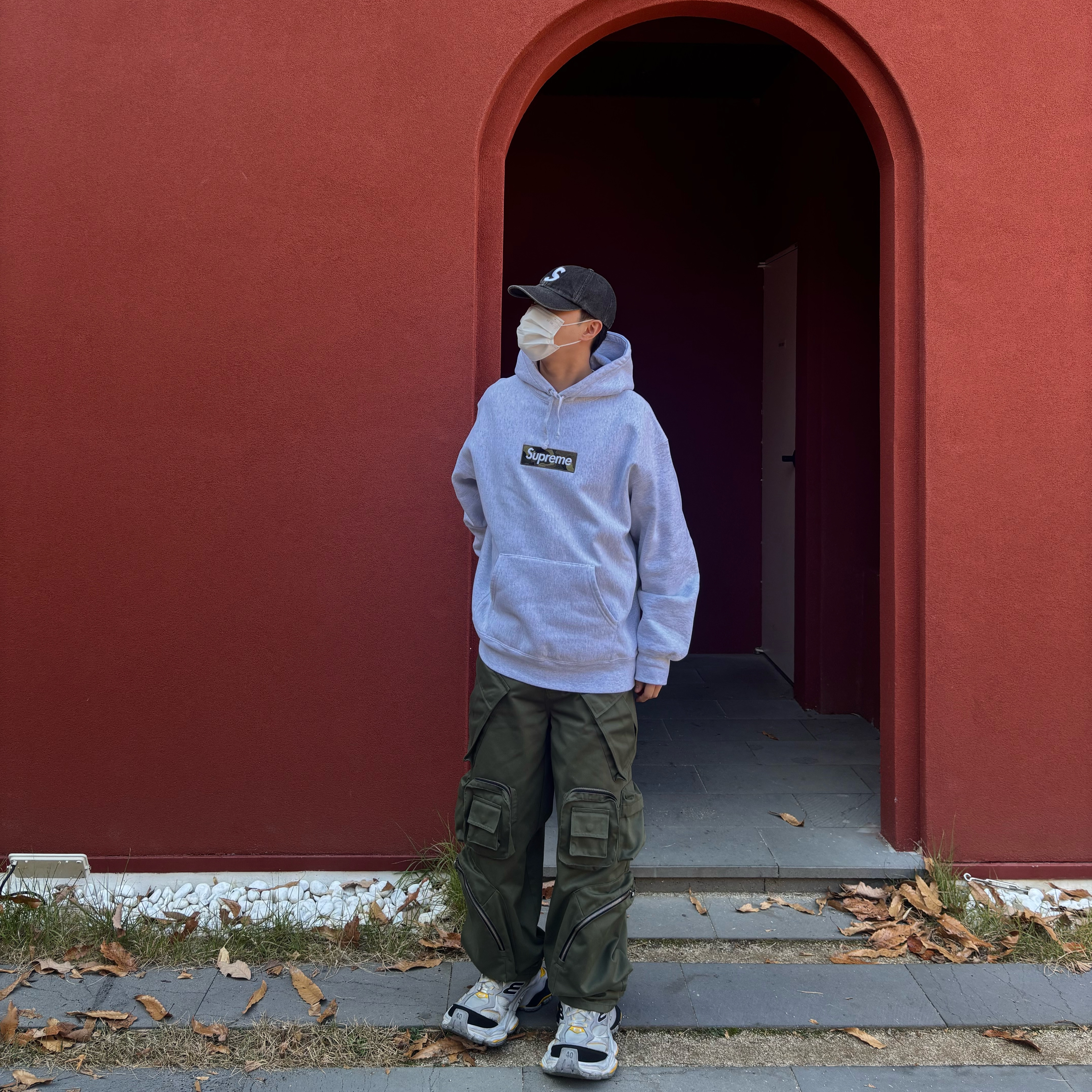 Supreme Kevlar Denim S Logo 6-Panel Black - 22SS, Supreme Box Logo Hooded Sweatshirt Ash Grey - 23FW 착용 스타일 - 1