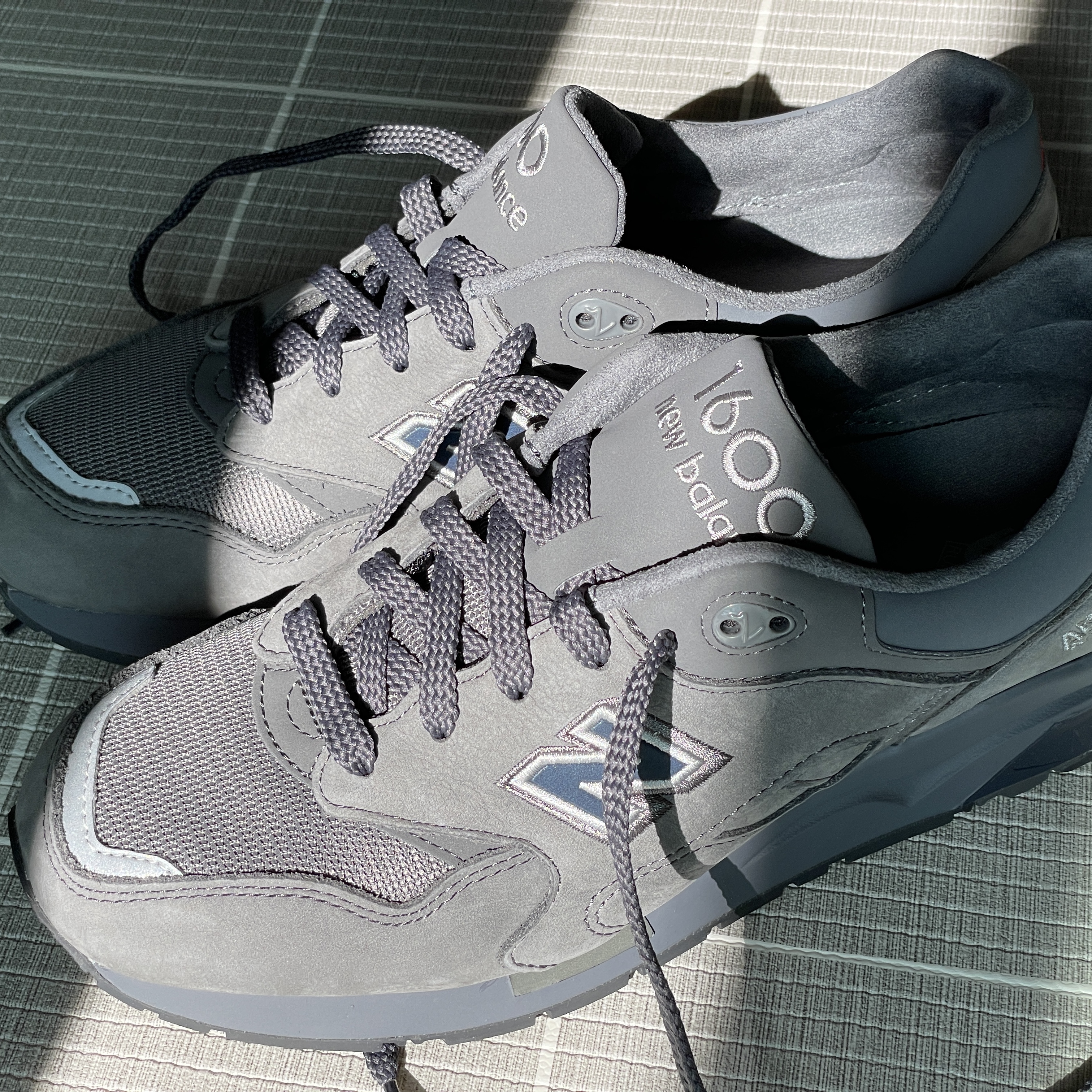 New Balance 1600 Dark Grey 착용 스타일 - 3