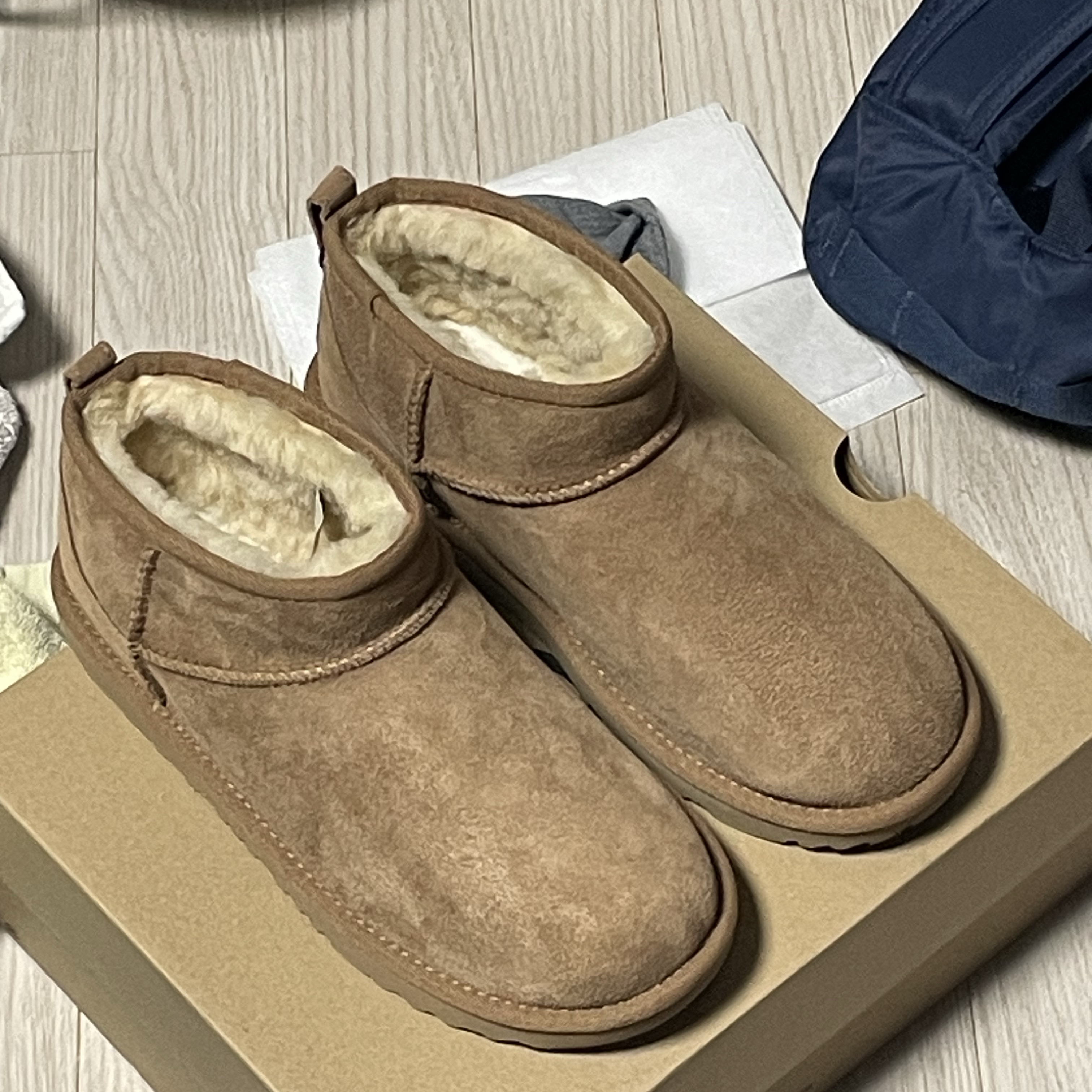 (Kids) UGG Classic Ultra Mini Boots Chestnut 착용 스타일