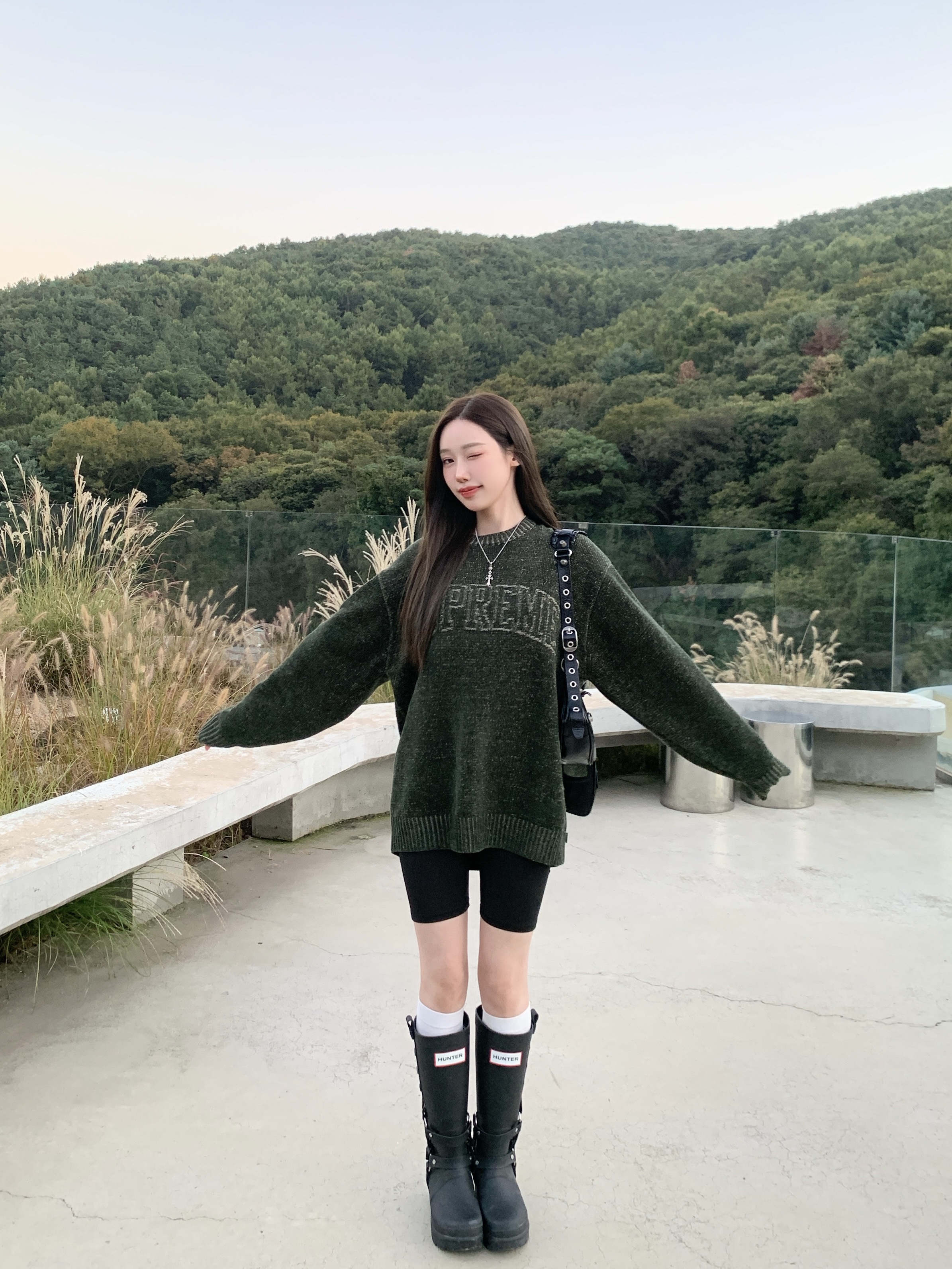 Supreme Contrast Arc Sweater Olive - 24SS, (W) Hunter x Andersson Bell Original 2.0 Tall Boots Black 착용 스타일