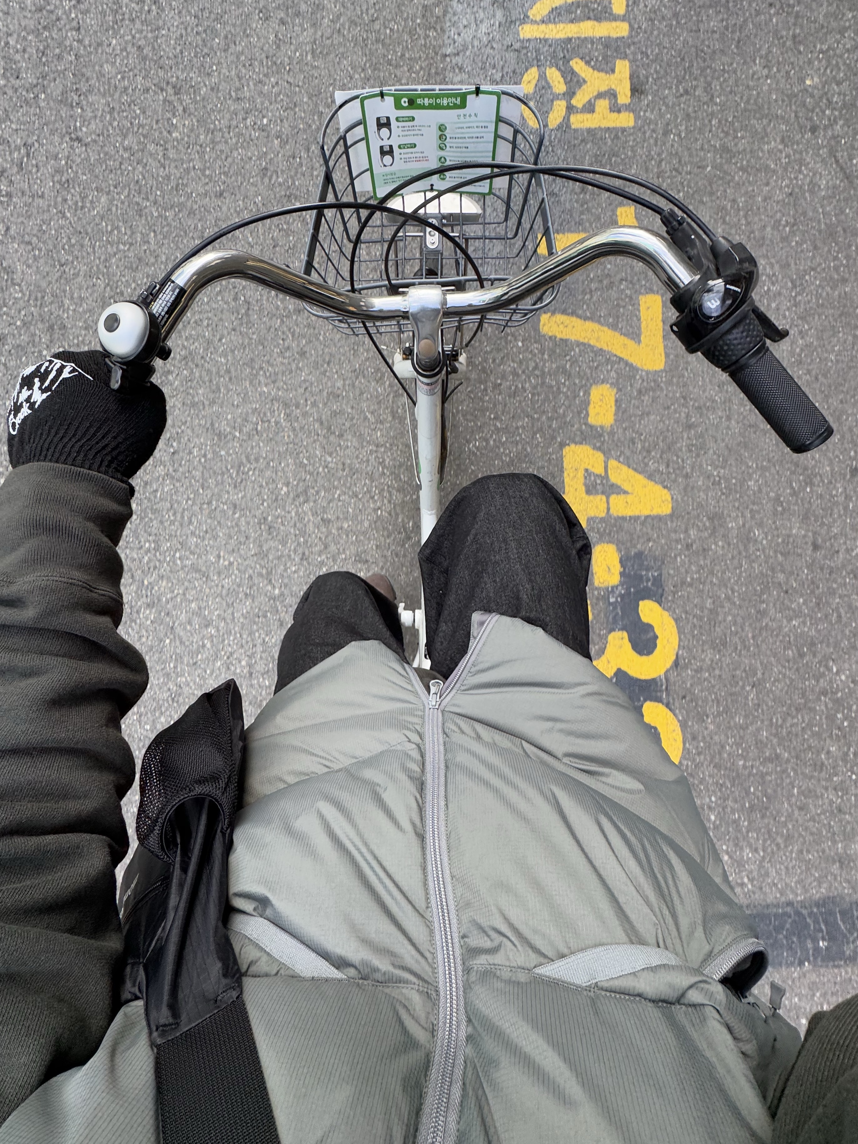 Arc'teryx Bird Word Toque Black Void, Oakley Factory Team x Brain Dead Suede Flesh Java 착용 스타일 - 3