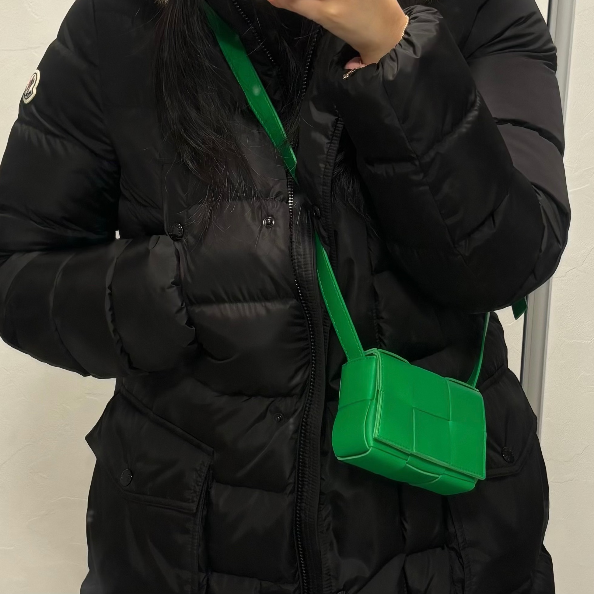 (W) Moncler Khloe Long Down Jacket Black - 23FW, Bottega Veneta Mini Leather Cassette Parakeet 착용 스타일 - 2