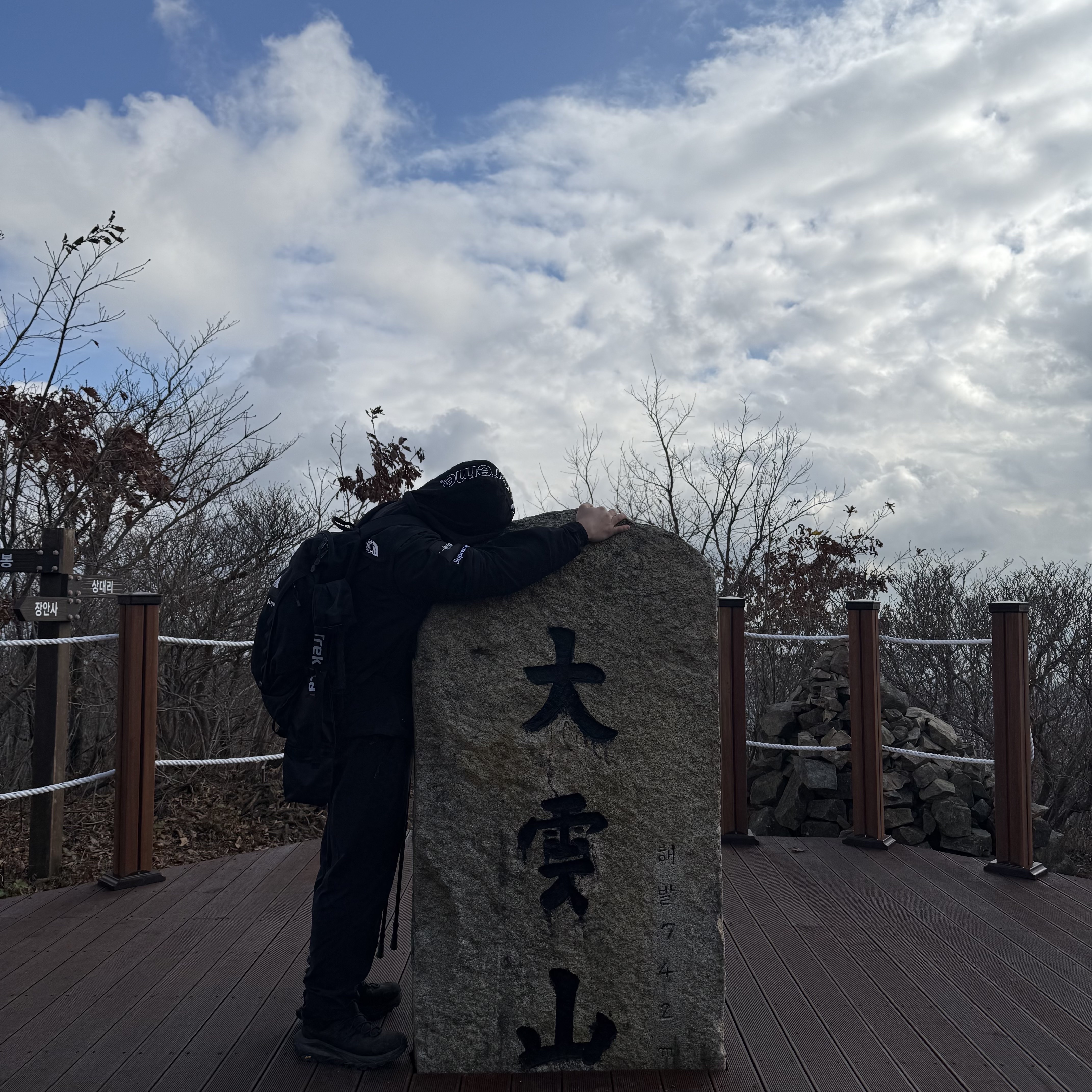 Hoka Kaha 2 Gore-Tex Black, Supreme x The North Face Expedition Backpack Black - 18FW 착용 스타일