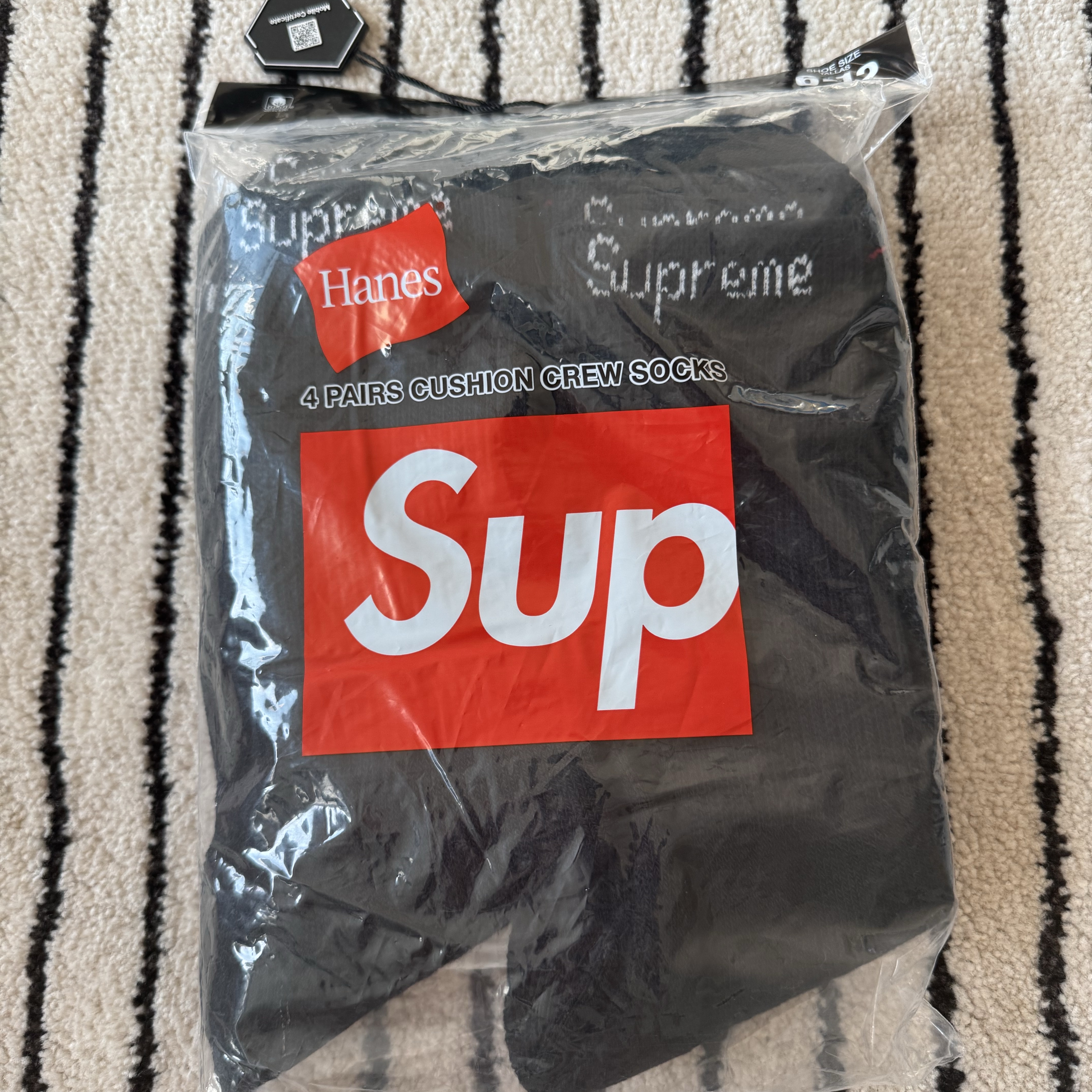 Supreme Hanes Crew Socks Black (4 Pack) 착용 스타일