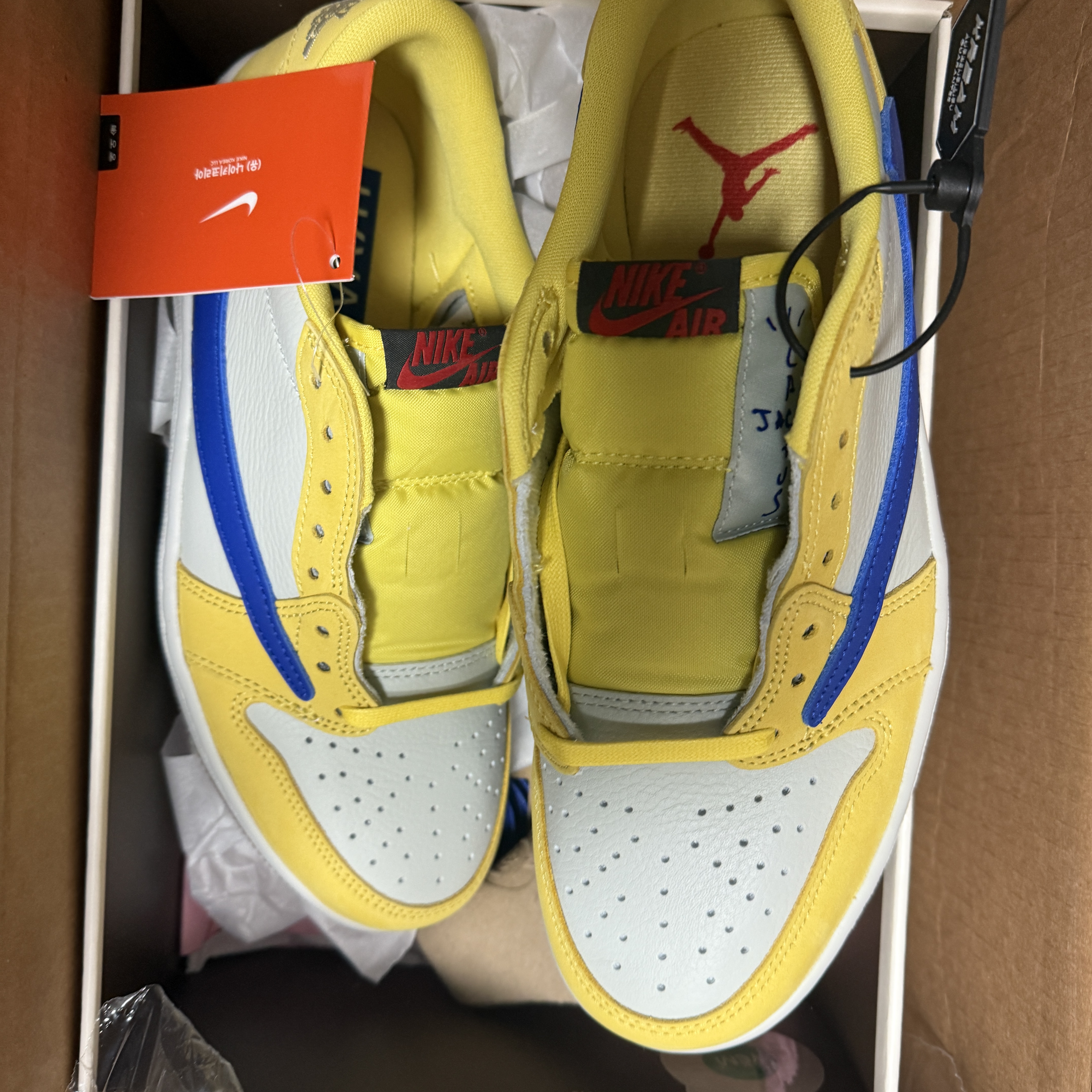 (W) Jordan 1 x Travis Scott Retro Low OG SP Canary 착용 스타일 - 1