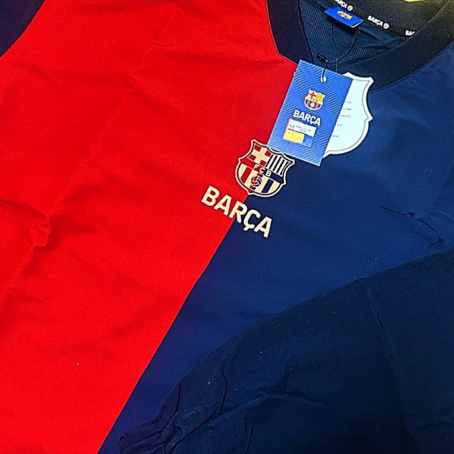FC Barcelona Classic Line Retro Woven Sweatshirt Navy Red 착용 스타일