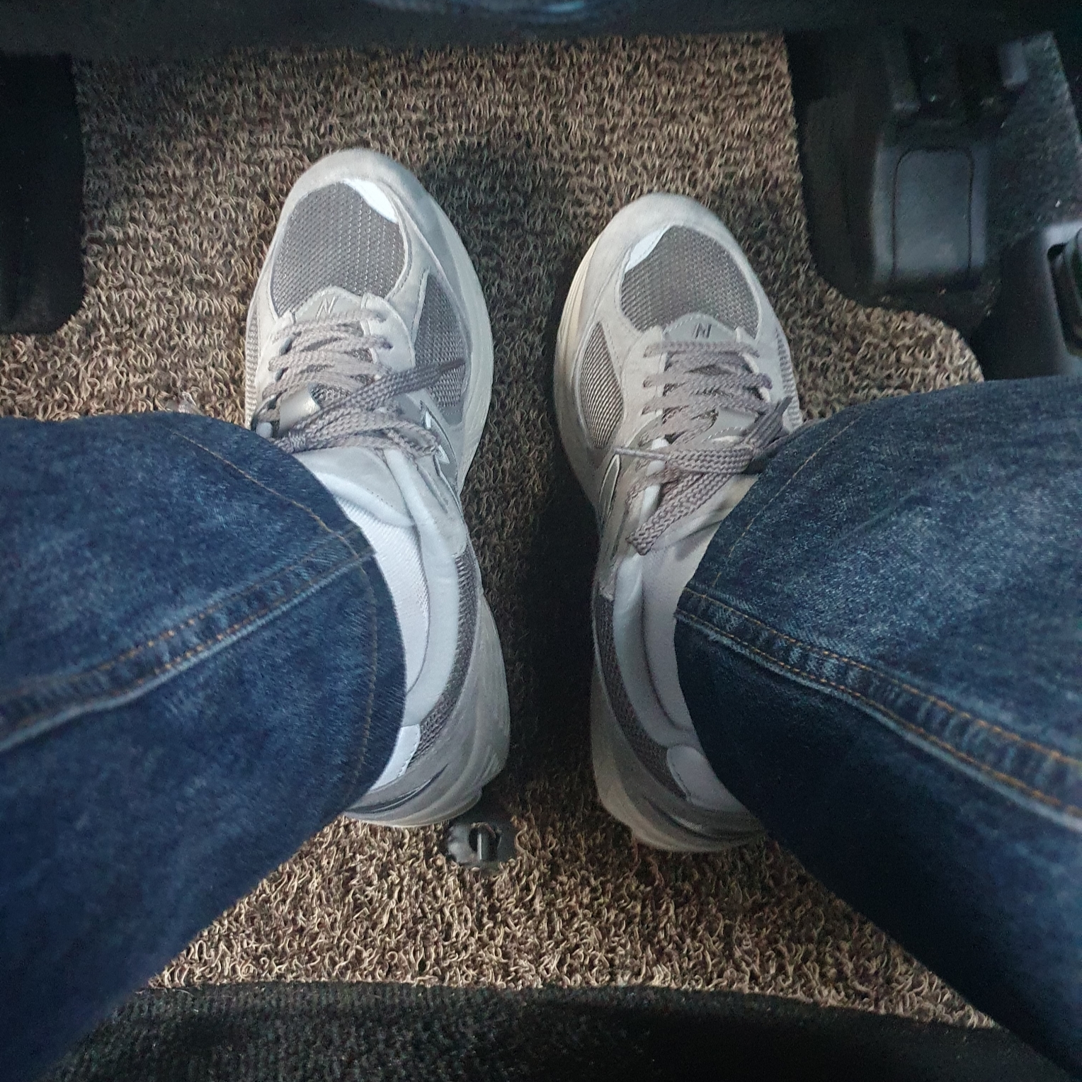 New Balance 2002R Grey 착용 스타일