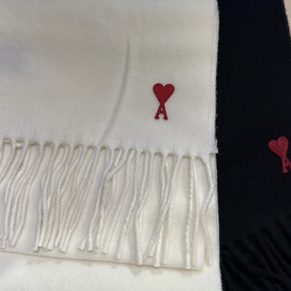 AMI de Coeur Classic Muffler White 착용 스타일