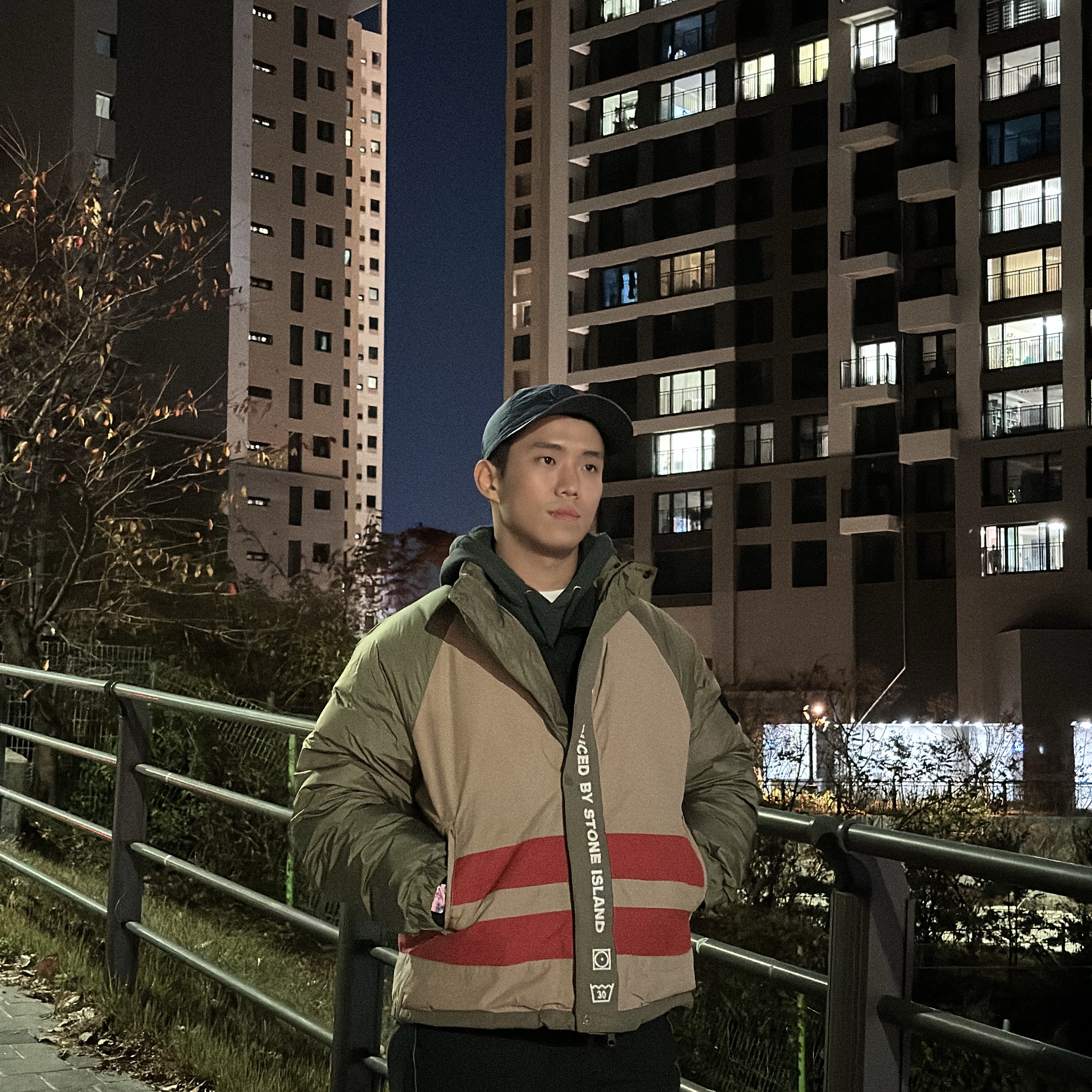Supreme x Stone Island Reversible Down Puffer Jacket Olive - 23FW, Stone Island 99576 Nylon Metal 6-Panel Cap Dark Green - 22FW 착용 스타일 - 1