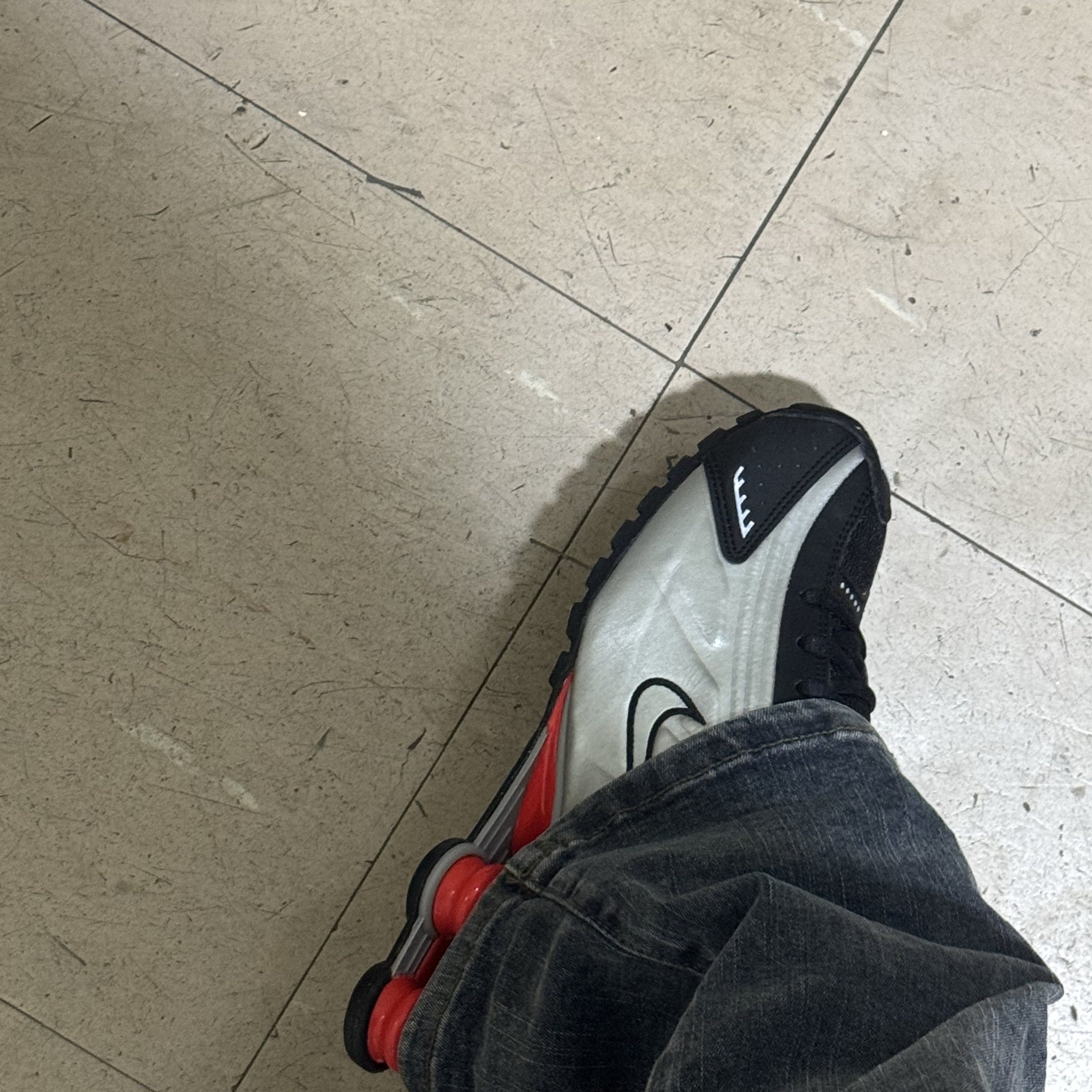 Nike Shox R4 Black and Metallic Silver 착용 스타일