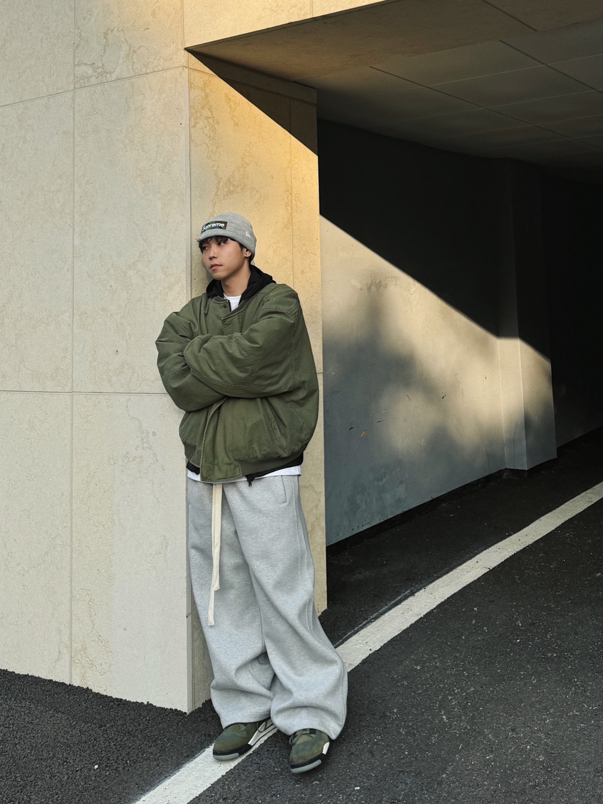 Nonnod Sulfur Dye Serge Bomber Jacket Vintage Khaki, Nonnod Scuba Pajama Pants Grey 착용 스타일 - 2
