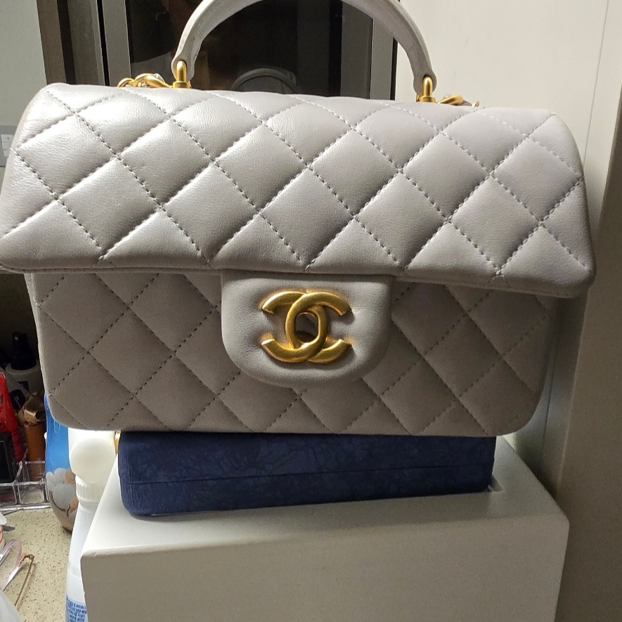 Chanel Mini Flap Bag with Top Handle Lambskin & Gold Grey 착용 스타일