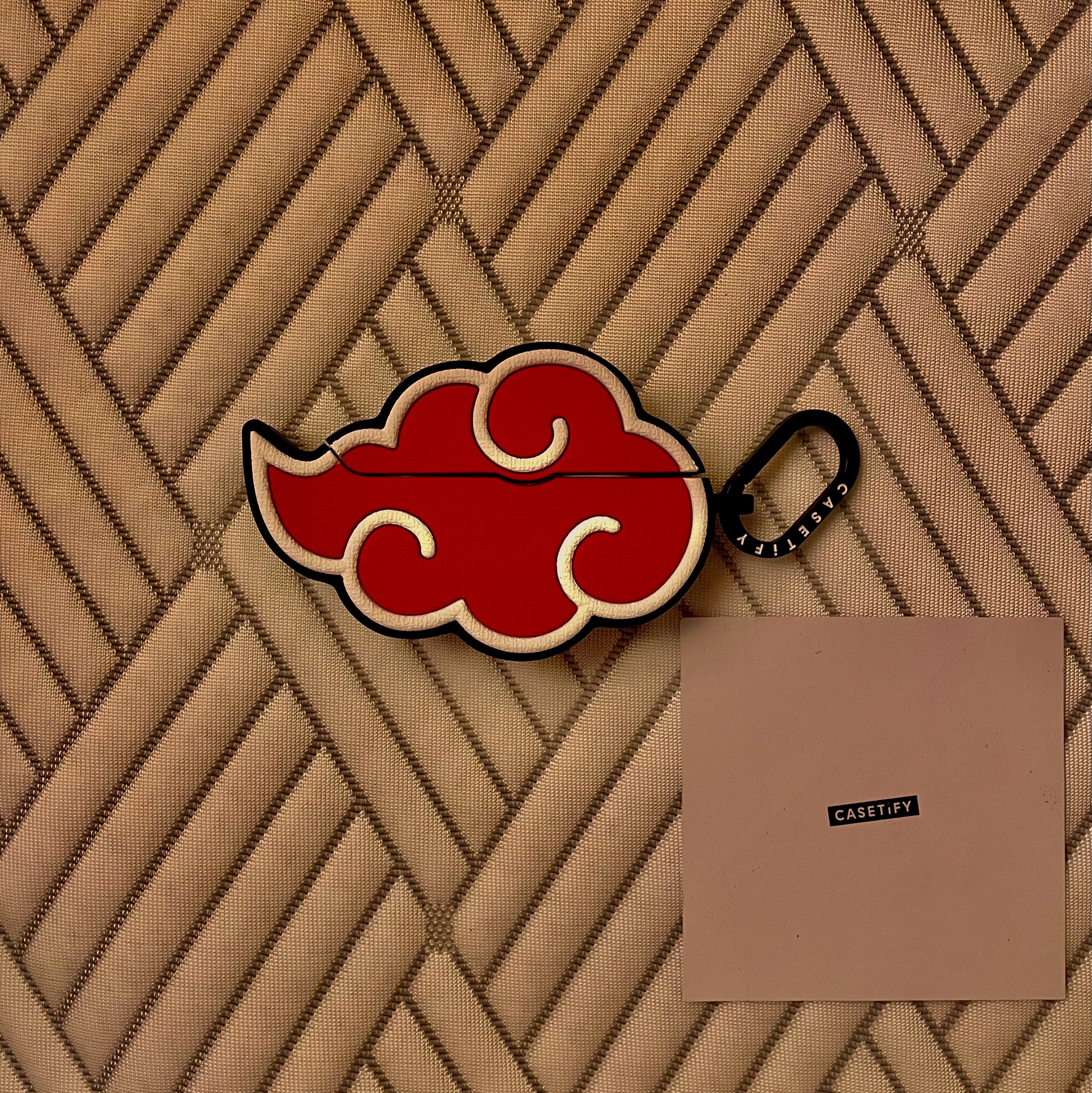 Casetify x Naruto Akatsuki Cloud Collectible AirPods Pro 1st/2nd Case Matt Charcoal 착용 스타일