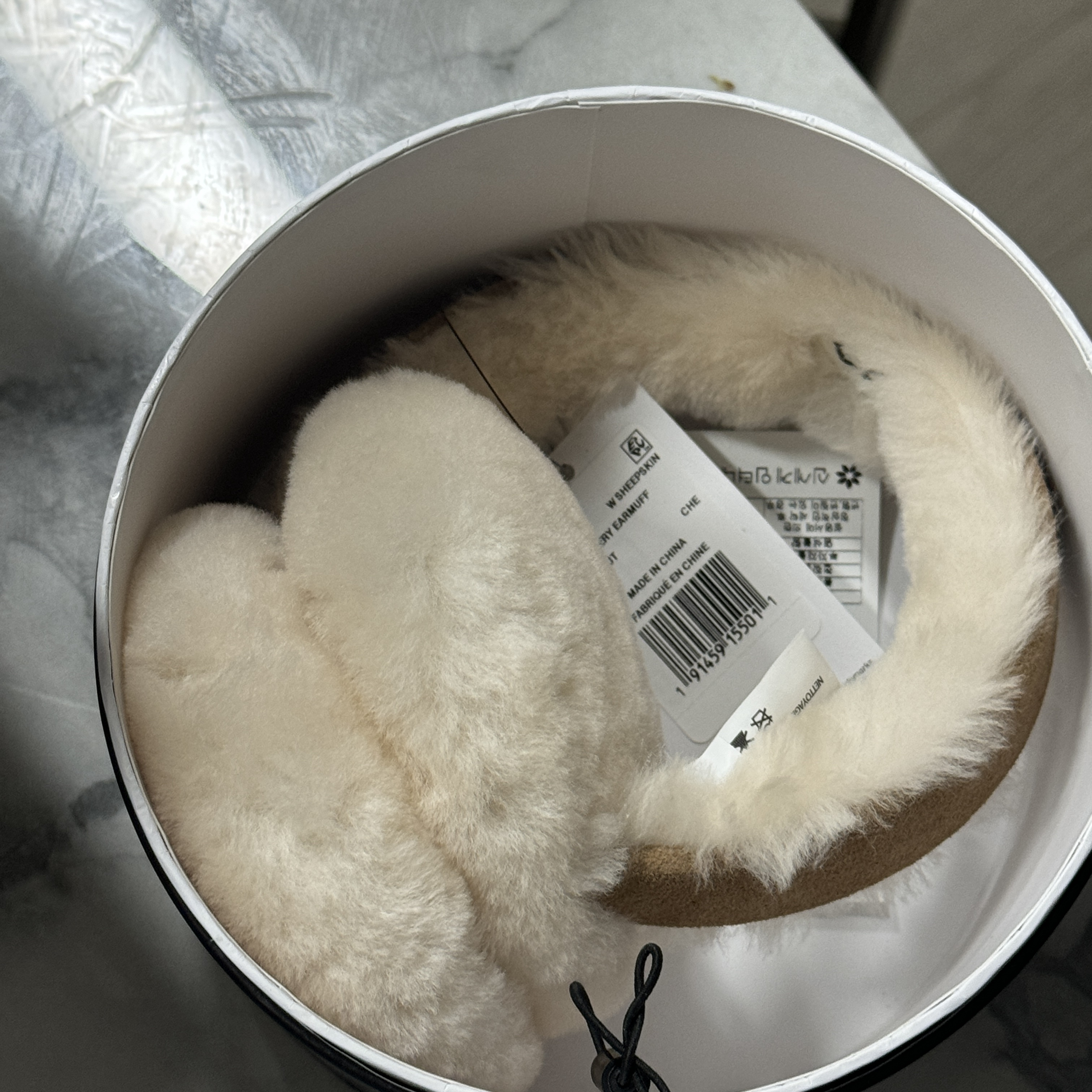 (W) UGG Embroidered Logo Earmuff Chestnut 착용 스타일 - 2