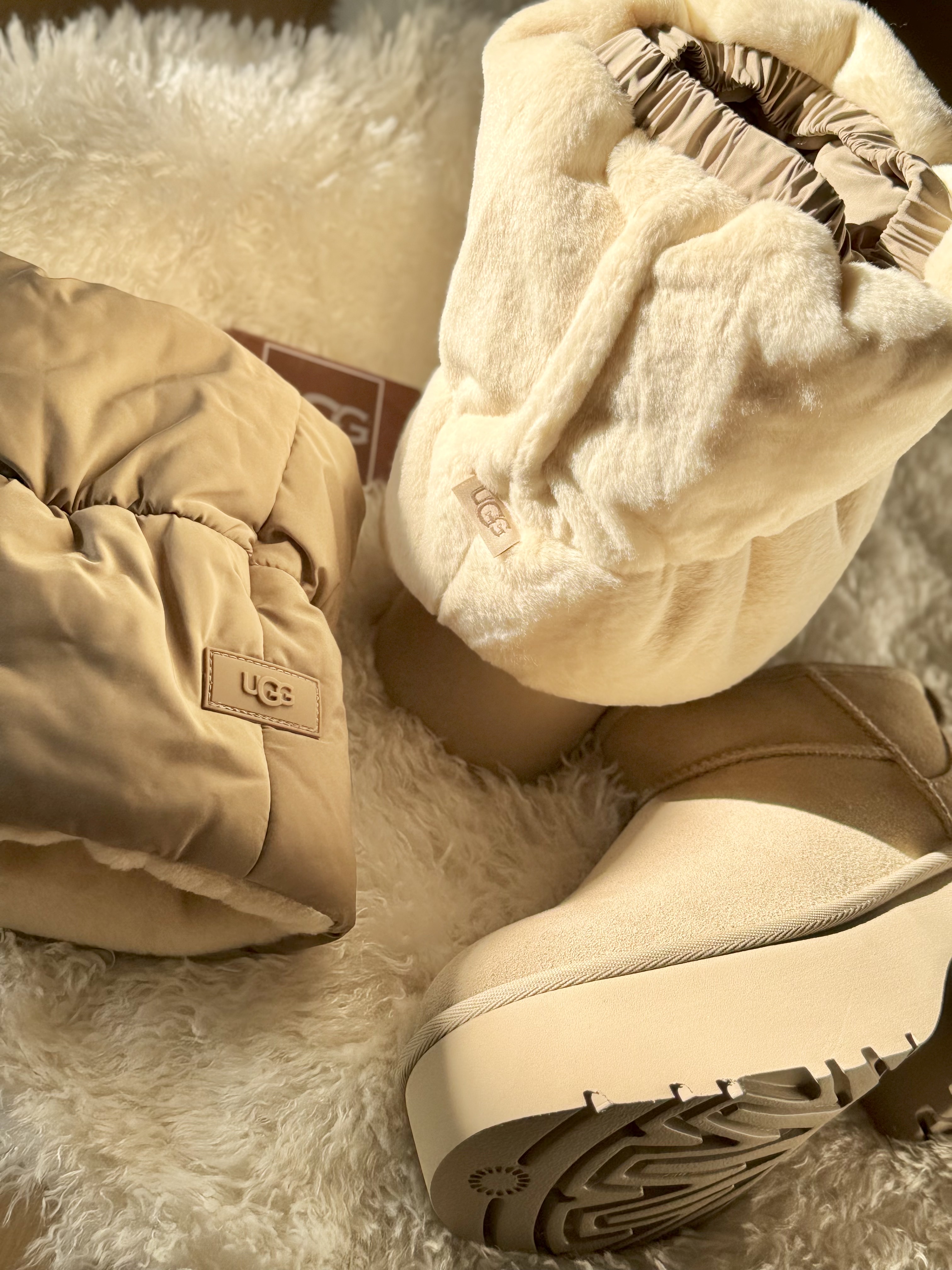 (W) UGG Plushwarmer Amphora, (W) UGG Classic Ultra Mini New Heights Boots Mustard Seed 착용 스타일 - 5