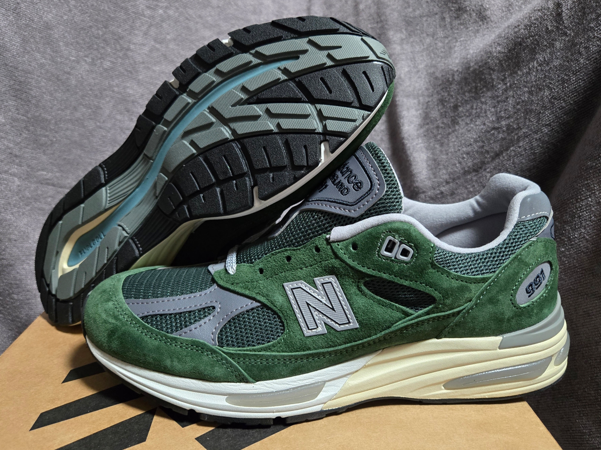 New Balance 991v2 Made in UK Kombu Green 착용 스타일 - 3