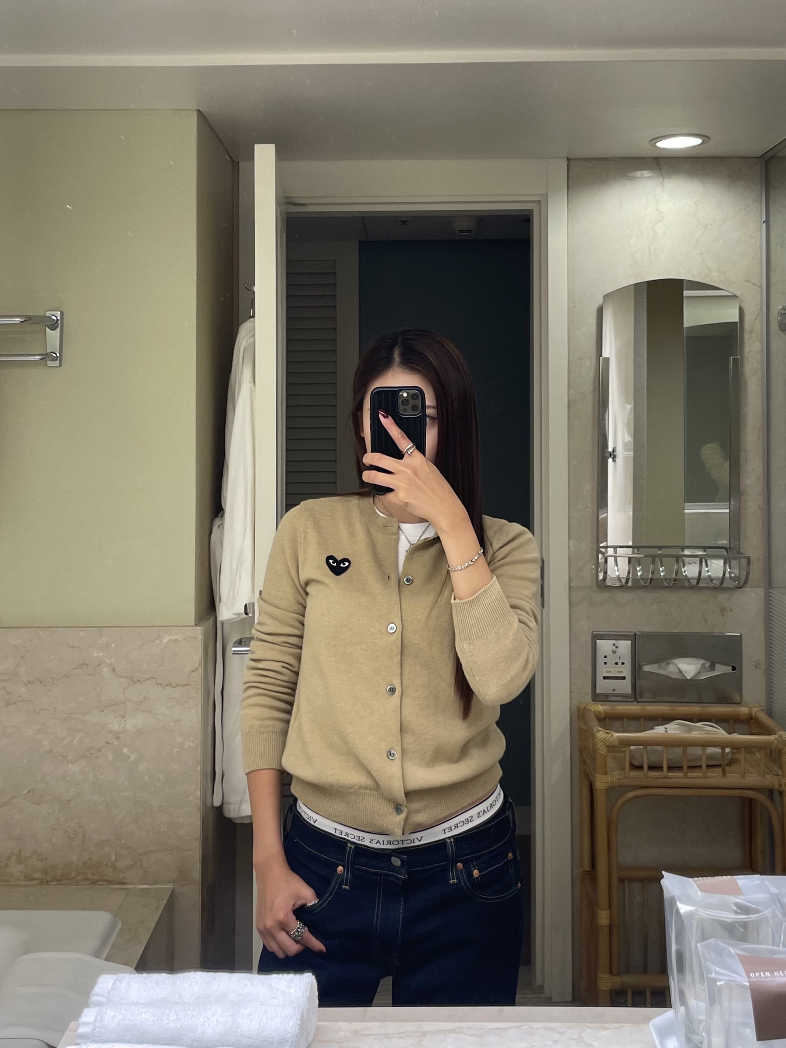 (W) Play Comme des Garcons Black Heart Knit Cardigan Beige 착용 스타일