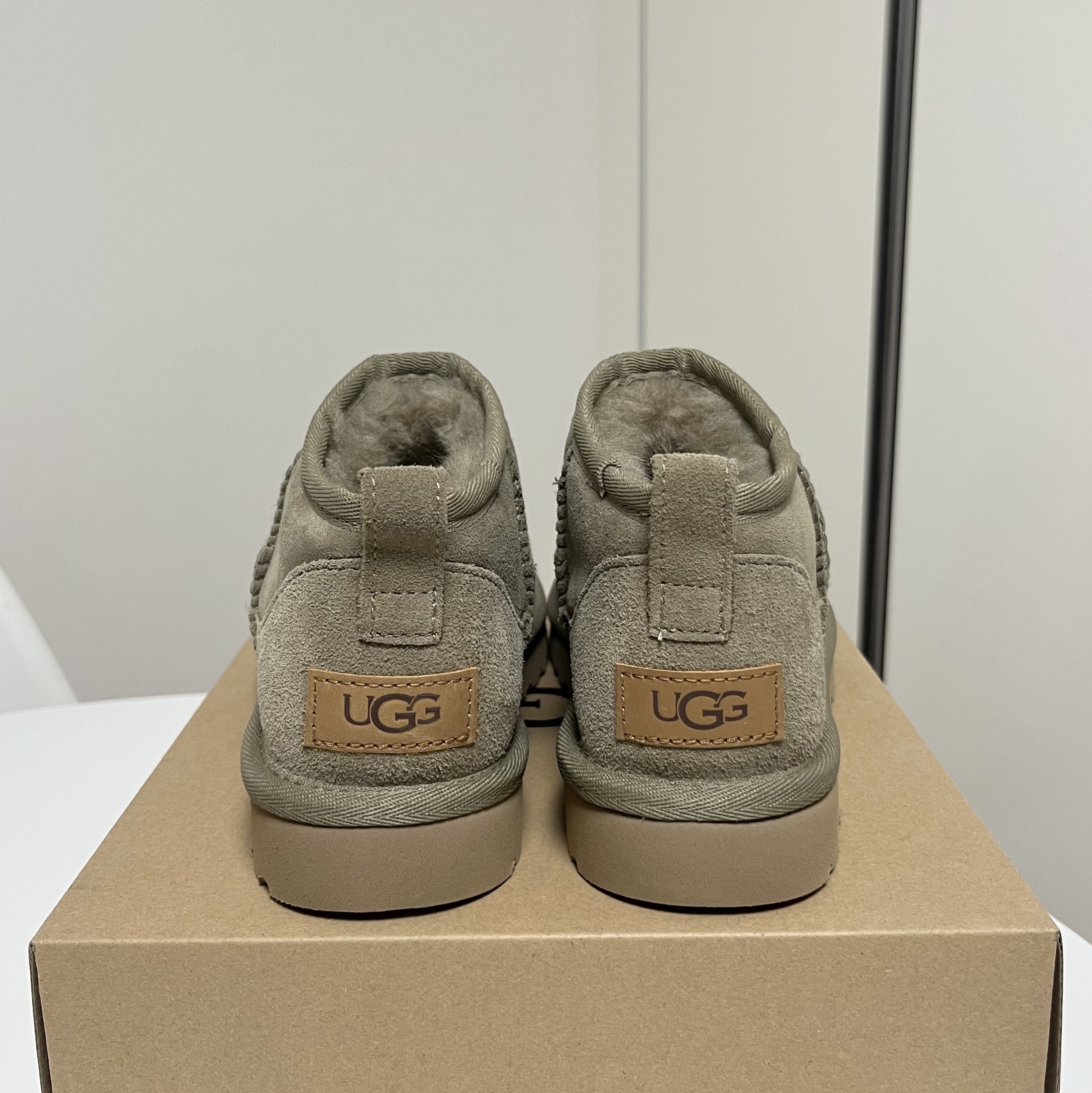 (W) UGG Classic Ultra Mini Boots Antilope 착용 스타일 - 2