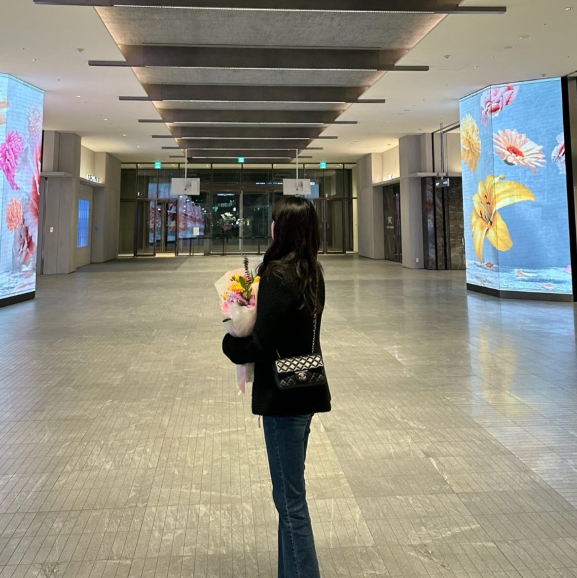 Chanel Mini Flap Bag Lambskin & Gold Black 착용 스타일