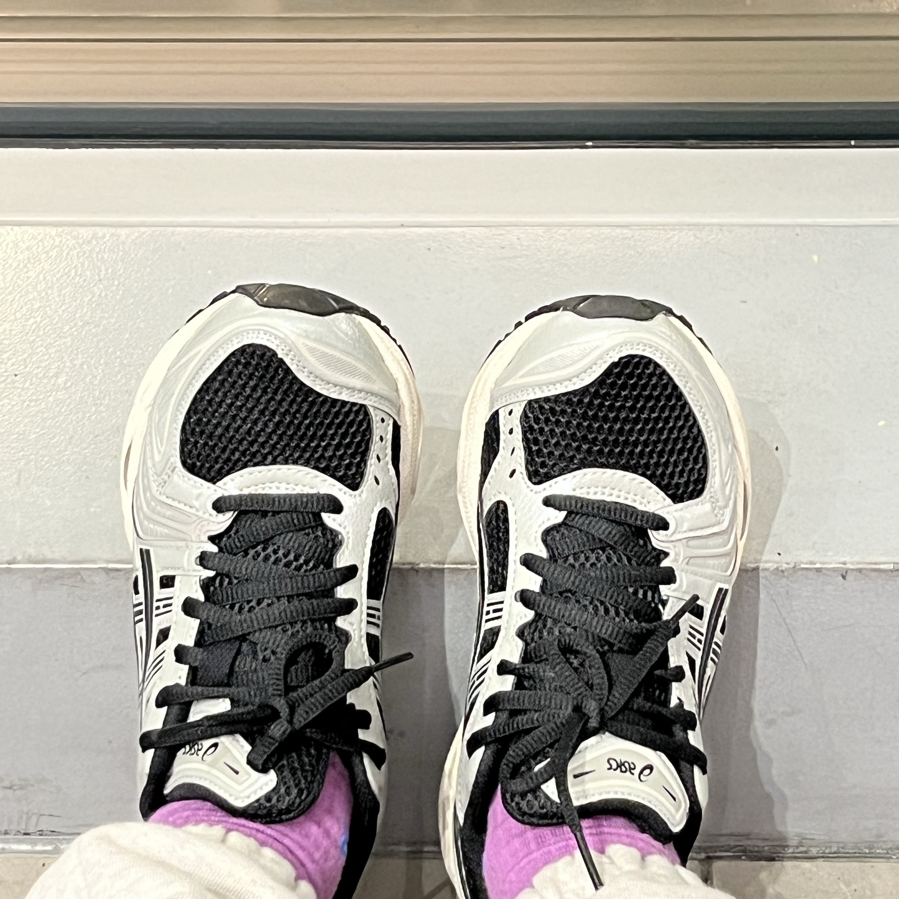 Asics Gel-Kayano 14 Black Seal Grey 착용 스타일