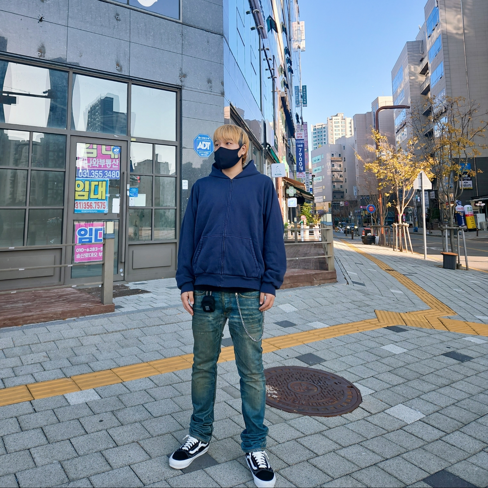 Yeezy YZY Zip-Up Hoodie Navy, Vans Vault OG Old Skool LX Black 착용 스타일 - 1