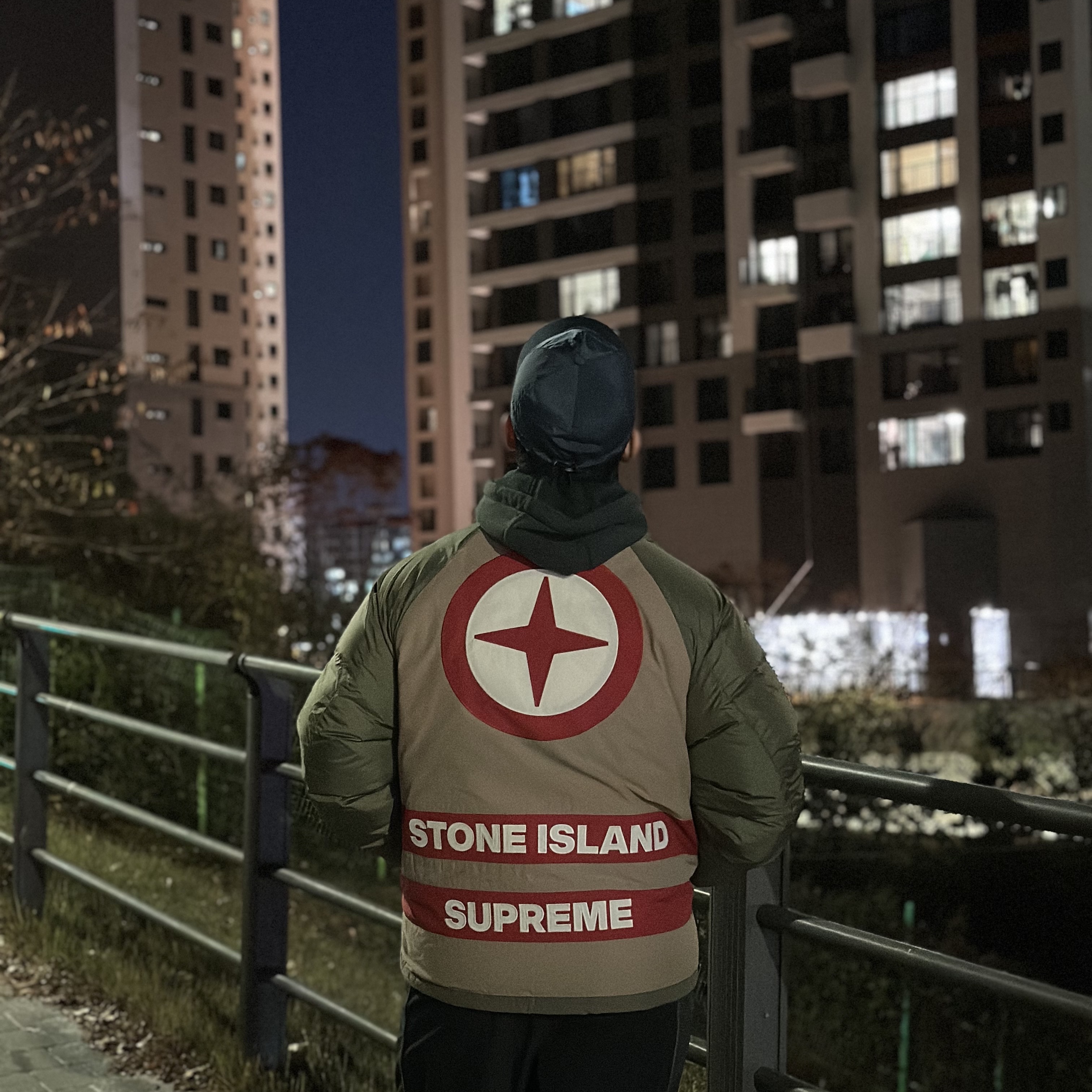 Supreme x Stone Island Reversible Down Puffer Jacket Olive - 23FW, Stone Island 99576 Nylon Metal 6-Panel Cap Dark Green - 22FW 착용 스타일 - 2