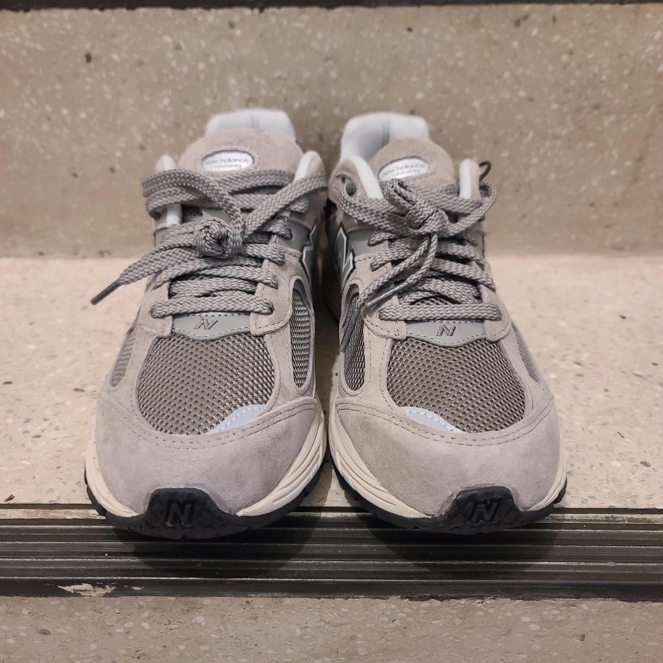 New Balance 2002R Grey 착용 스타일 - 2