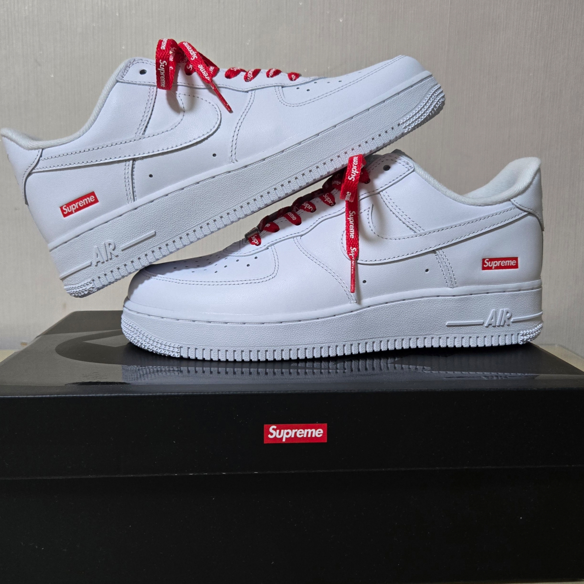 Nike x Supreme Air Force 1 Low White 착용 스타일 - 1