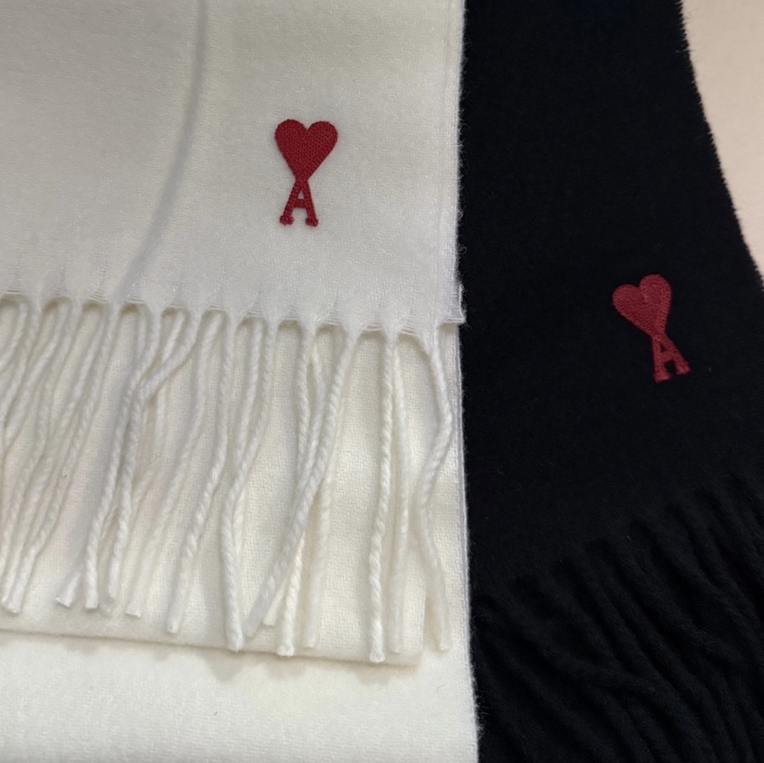 AMI de Coeur Wool Classic Muffler Black 착용 스타일