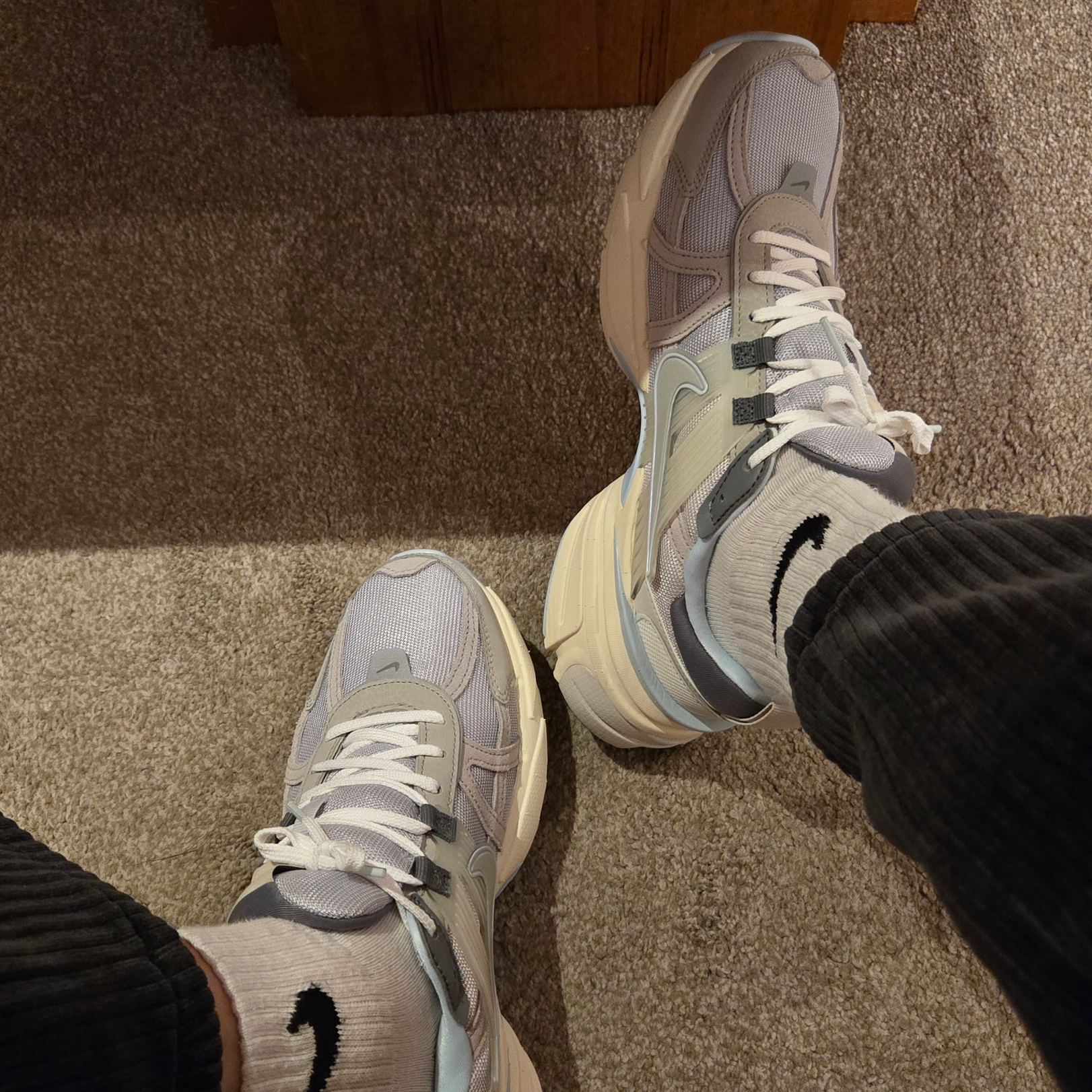 Nike V2K Run Light Bone Metallic Platinum 착용 스타일