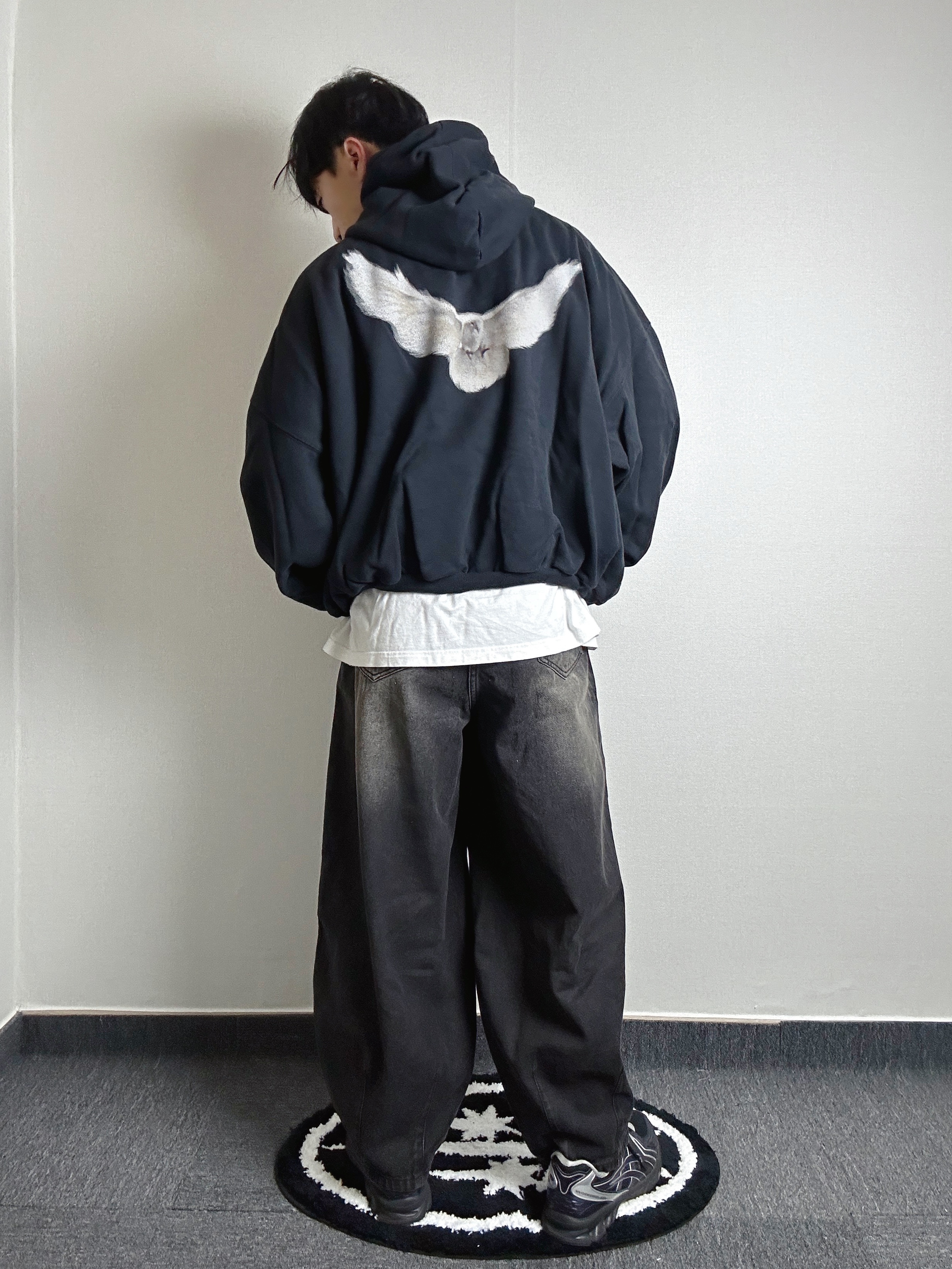 Yeezy Gap Engineered By Balenciaga Dove Hoodie Washed Black, Asics x Atmos x Undermycar Gel-Kayano 14 Black Pure Silver 착용 스타일 - 2