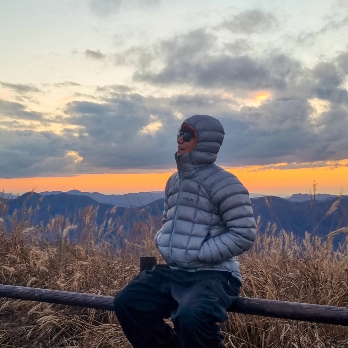 Rab Mythic G Down Jacket Cloud, Arc'teryx Calvus Cap Black 착용 스타일 - 1
