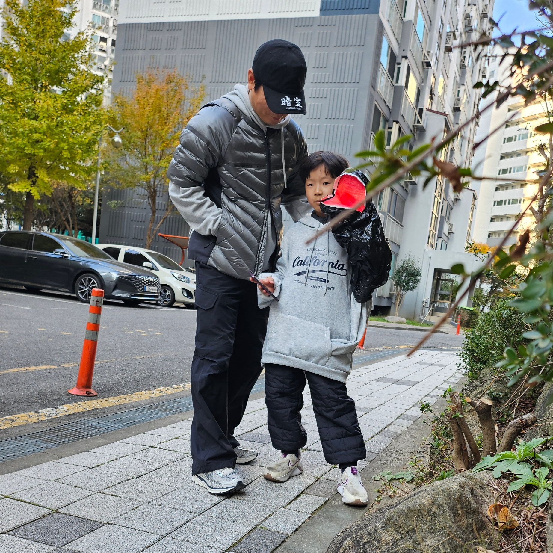 (W) Nike Zoom Vomero 5 Photon Dust and Metallic Silver, Darkr8m Studio x New Era Unstructured Ball Cap Black 착용 스타일 - 1